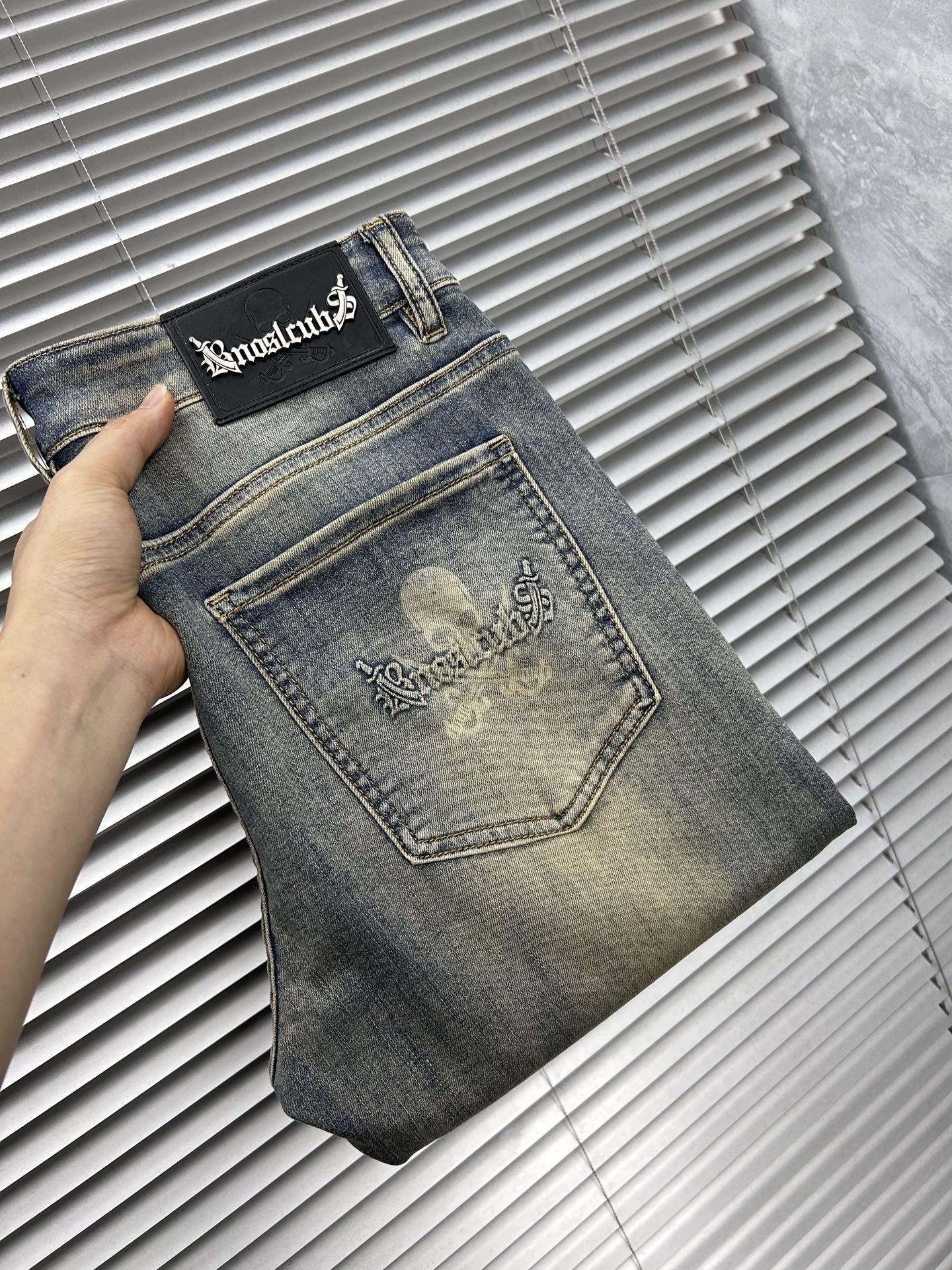 NO:908375,MMJ’’ 2026 spring and summer new men’s jeans. Selected imported denim denim fabric. Heavy industry and environmentally friendly washing. Soft feel and wear resistance. Small straight version. Micro elasticity makes you slim and slim. Perfect details. High-quality hardware and accessories. Fine workmanship. Unparalleled. Code number 28-38. Shipped next day. Jeans.19860909MMJ‘’ 2026春夏新款男士牛仔裤 精选进口丹宁牛仔面料 重工环保洗水 手感柔和 兼备耐磨性 版型小直筒 微弹力显瘦修身,细节完美,五金辅料精选高等品质,做工精细,绝非凡品,码数28-38,隔天出货,,jeans,,Men's clothing