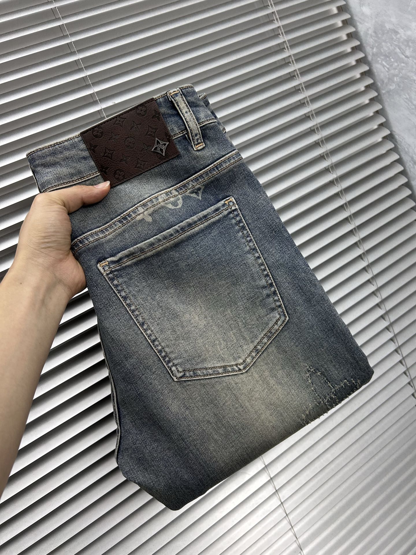 NO:934595,LV's 2026 spring and summer new men's jeans are made of imported denim fabrics, heavy-duty environmentally friendly washing, soft to the touch and wear-resistant, small straight version, slightly elastic, slimming, perfect details, high-quality hardware and accessories, fine workmanship, extraordinary, code number 28-38, shipped next day, louis vuitton, jeans,19860909LV‘’ 2026春夏新款男士牛仔裤 精选进口丹宁牛仔面料 重工环保洗水 手感柔和 兼备耐磨性 版型小直筒 微弹力显瘦修身,细节完美,五金辅料精选高等品质,做工精细,绝非凡品,码数28-38,隔天出货,,louis vuitton,jeans,,Men's clothing
