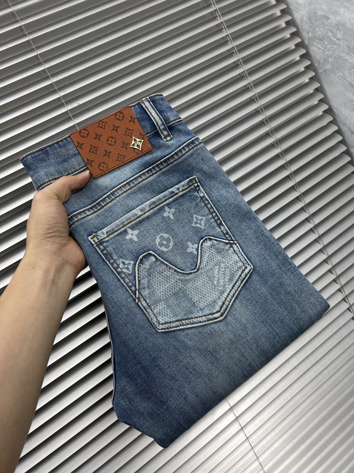 NO:908384,LV's 2026 spring and summer new men's jeans are made of imported denim fabrics, heavy-duty environmentally friendly washing, soft to the touch and wear-resistant, small straight version, slightly elastic, slimming, perfect details, high-quality hardware and accessories, fine workmanship, extraordinary, code number 28-38, shipped next day, louis vuitton, jeans,19860909LV‘’ 2026春夏新款男士牛仔裤 精选进口丹宁牛仔面料 重工环保洗水 手感柔和 兼备耐磨性 版型小直筒 微弹力显瘦修身,细节完美,五金辅料精选高等品质,做工精细,绝非凡品,码数28-38,隔天出货,,louis vuitton,jeans,,Men's clothing
