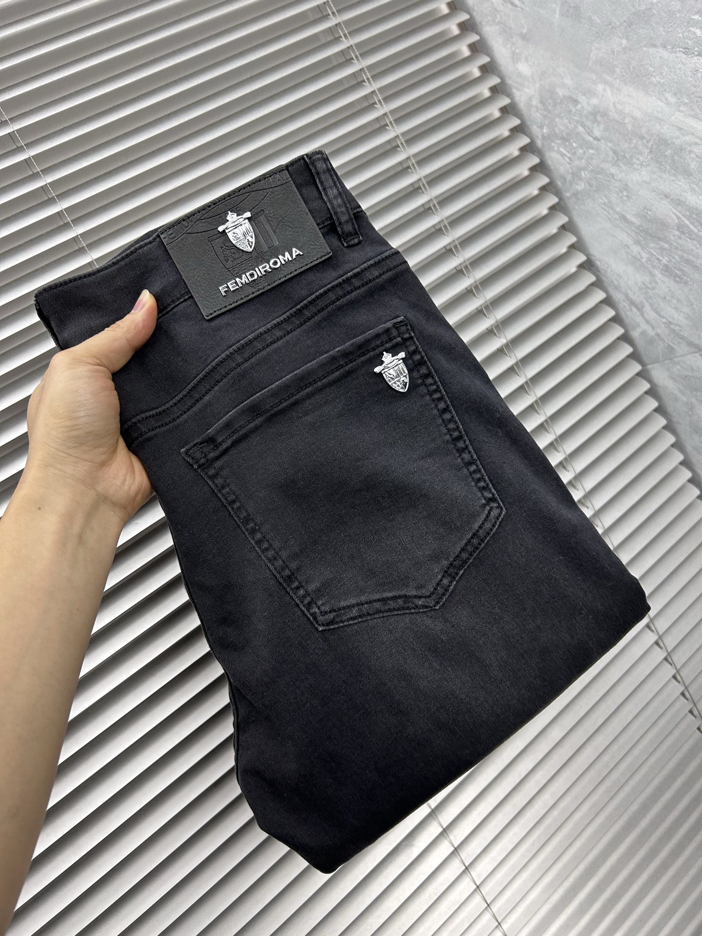NO:908388,Fen’’ 2026 spring and summer new men’s jeans are made of imported denim fabrics, heavy-duty environmentally friendly washing, soft to the touch and wear-resistant, small straight version, slightly elastic, slimming, perfect details, high-quality hardware and accessories, fine workmanship, extraordinary, code number 28-38, shipped next day,,jeans,19860909芬‘’ 2026春夏新款男士牛仔裤 精选进口丹宁牛仔面料 重工环保洗水 手感柔和 兼备耐磨性 版型小直筒 微弹力显瘦修身,细节完美,五金辅料精选高等品质,做工精细,绝非凡品,码数28-38,隔天出货,,jeans,,Men's clothing