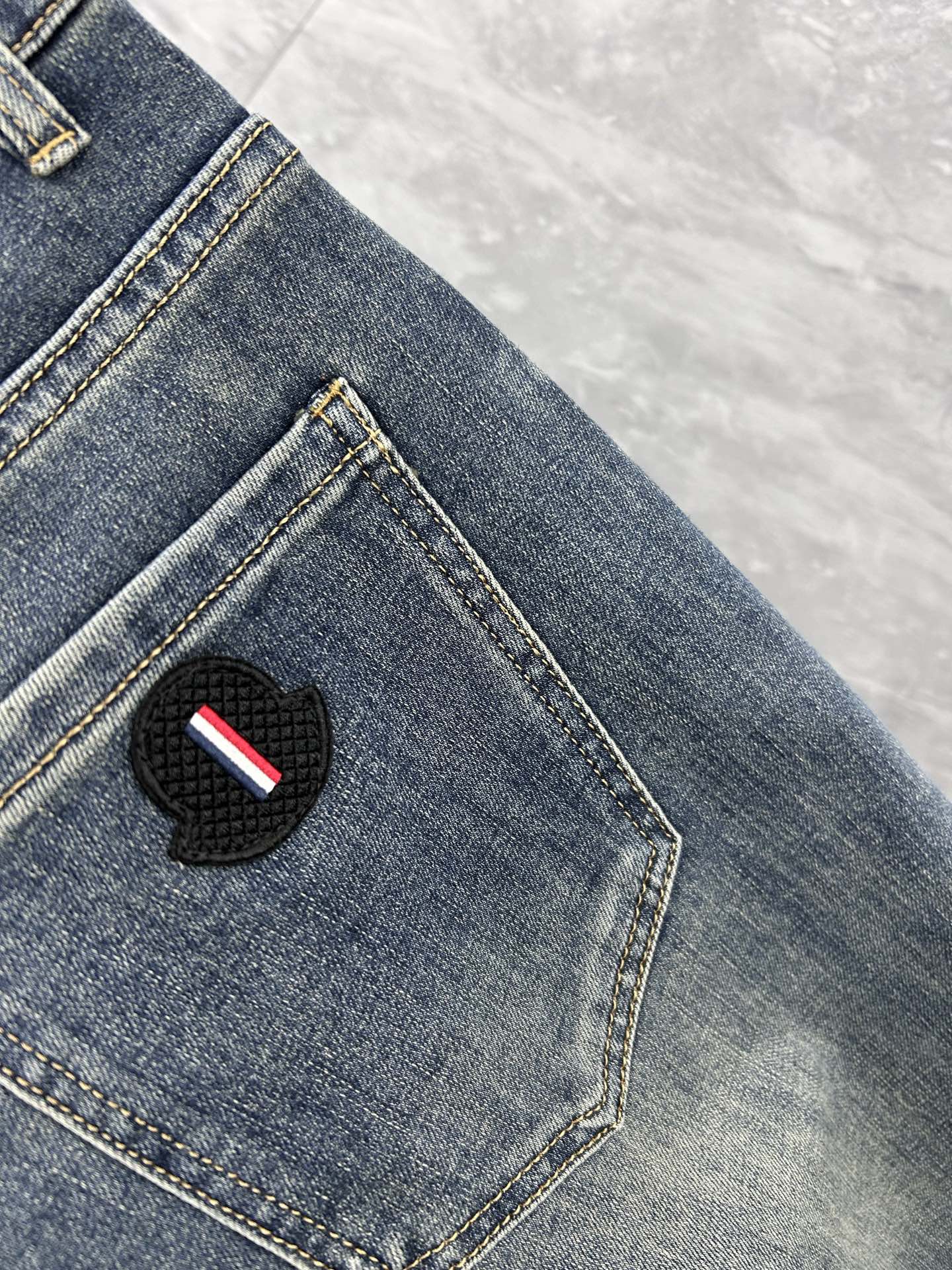 蒙‘’。2026春夏高级时装感，超柔牛仔面料 , 顶级洗水牛仔裤。面料很特殊，超细精仿棉纱混纺，超柔舒适