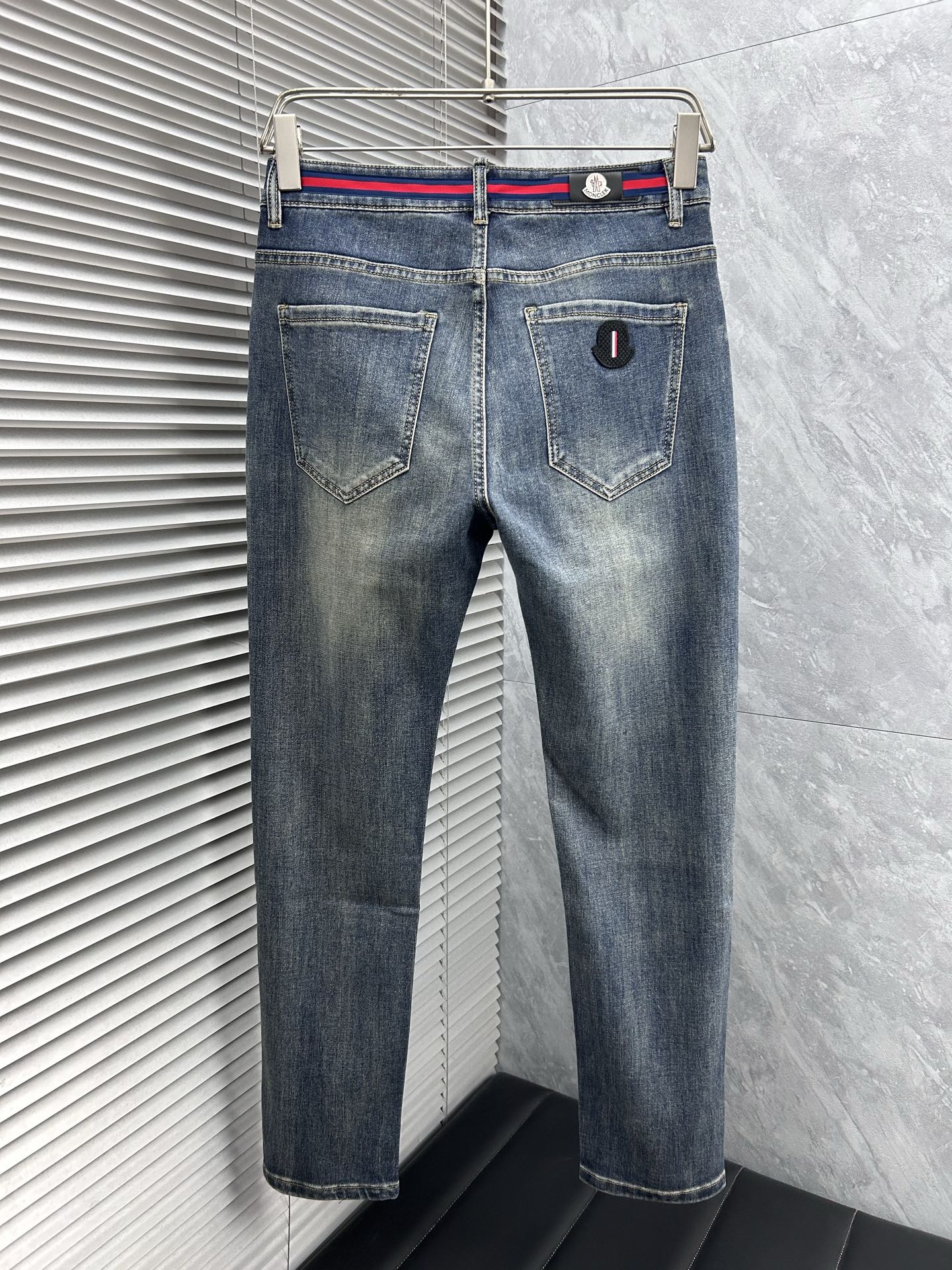 蒙‘’。2026春夏高级时装感，超柔牛仔面料 , 顶级洗水牛仔裤。面料很特殊，超细精仿棉纱混纺，超柔舒适