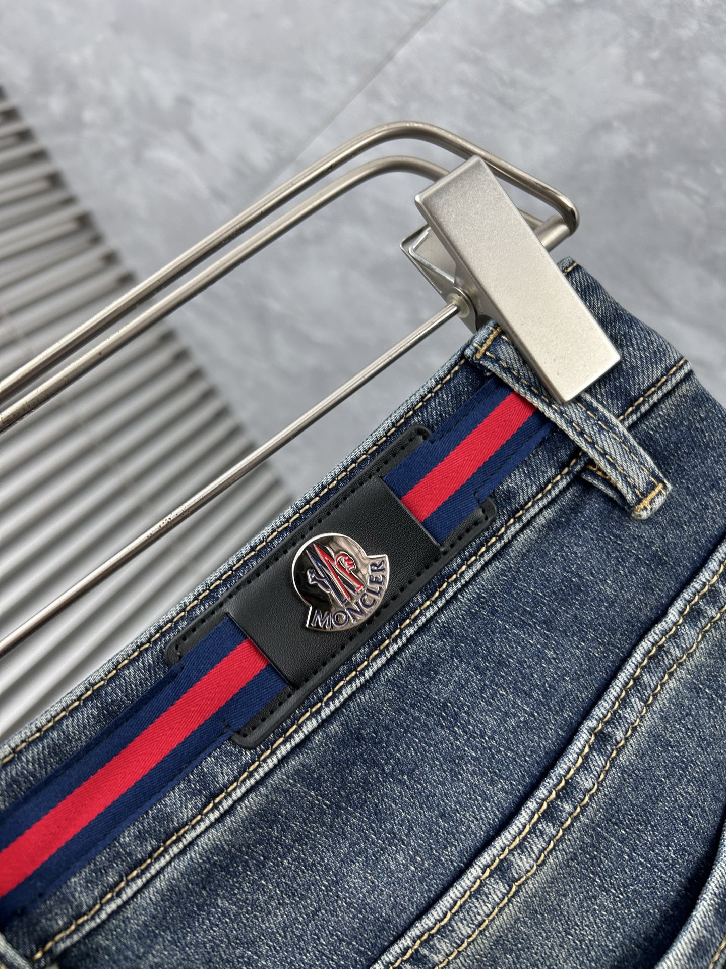 蒙‘’。2026春夏高级时装感，超柔牛仔面料 , 顶级洗水牛仔裤。面料很特殊，超细精仿棉纱混纺，超柔舒适