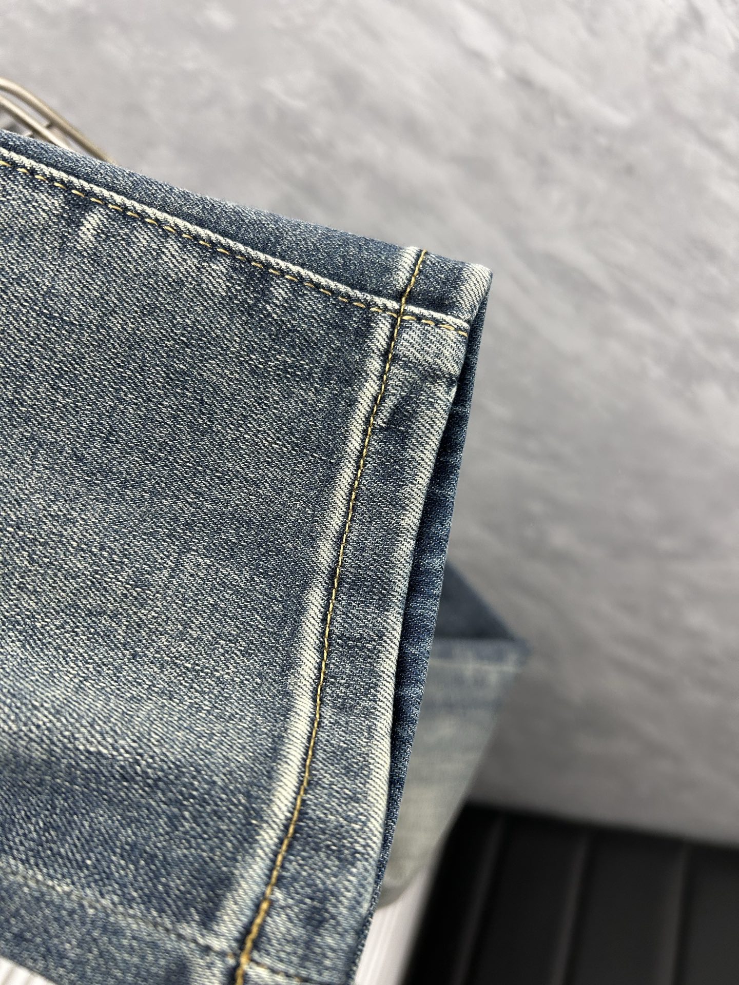 蒙‘’。2026春夏高级时装感，超柔牛仔面料 , 顶级洗水牛仔裤。面料很特殊，超细精仿棉纱混纺，超柔舒适