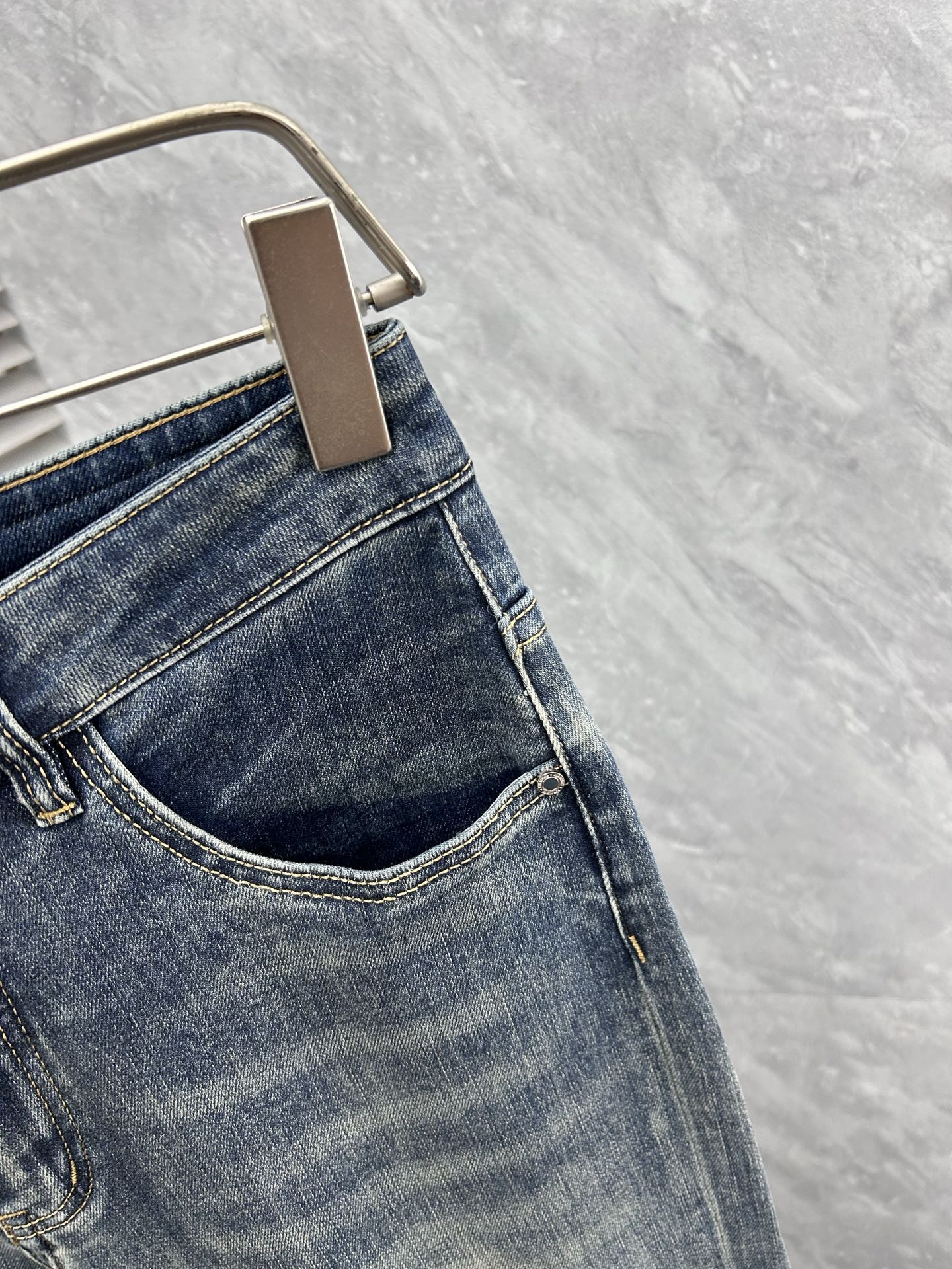 蒙‘’。2026春夏高级时装感，超柔牛仔面料 , 顶级洗水牛仔裤。面料很特殊，超细精仿棉纱混纺，超柔舒适