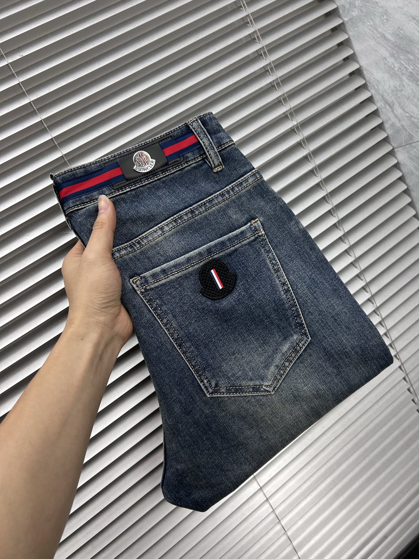 蒙‘’。2026春夏高级时装感，超柔牛仔面料 , 顶级洗水牛仔裤。面料很特殊，超细精仿棉纱混纺，超柔舒适