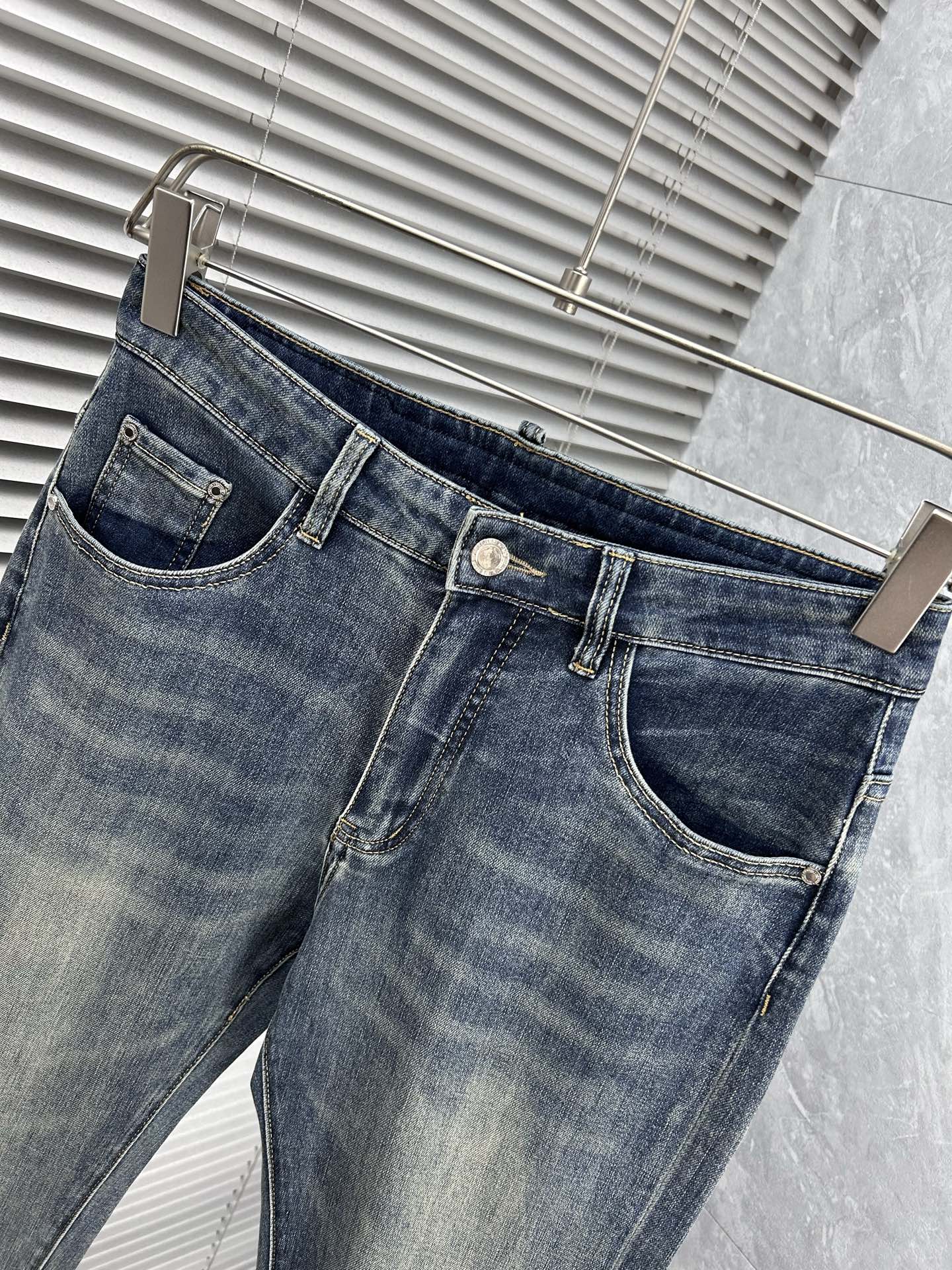 蒙‘’。2026春夏高级时装感，超柔牛仔面料 , 顶级洗水牛仔裤。面料很特殊，超细精仿棉纱混纺，超柔舒适