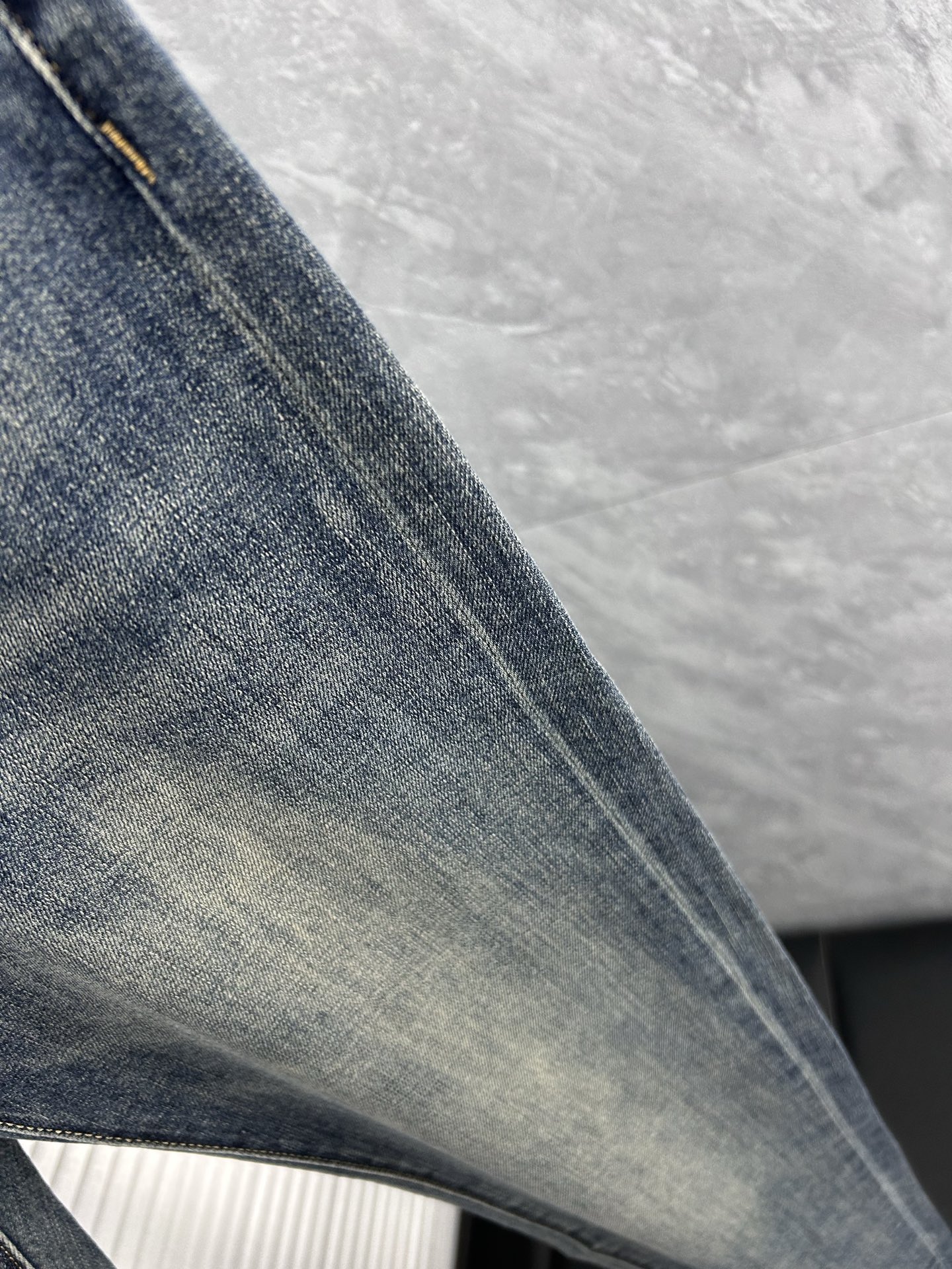 蒙‘’。2026春夏高级时装感，超柔牛仔面料 , 顶级洗水牛仔裤。面料很特殊，超细精仿棉纱混纺，超柔舒适