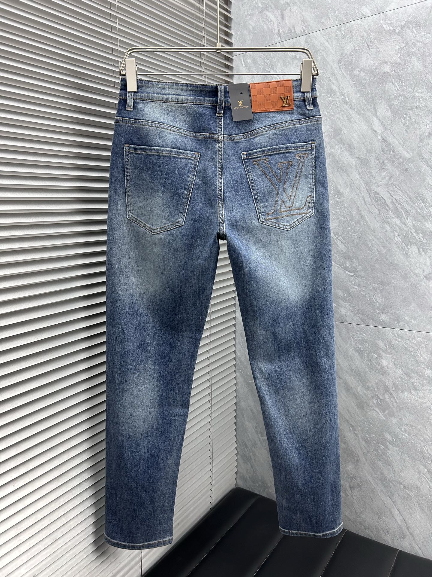 lv‘’。2026春夏高级时装感，超柔牛仔面料 , 顶级洗水牛仔裤。面料很特殊，超细精仿棉纱混纺，超柔舒