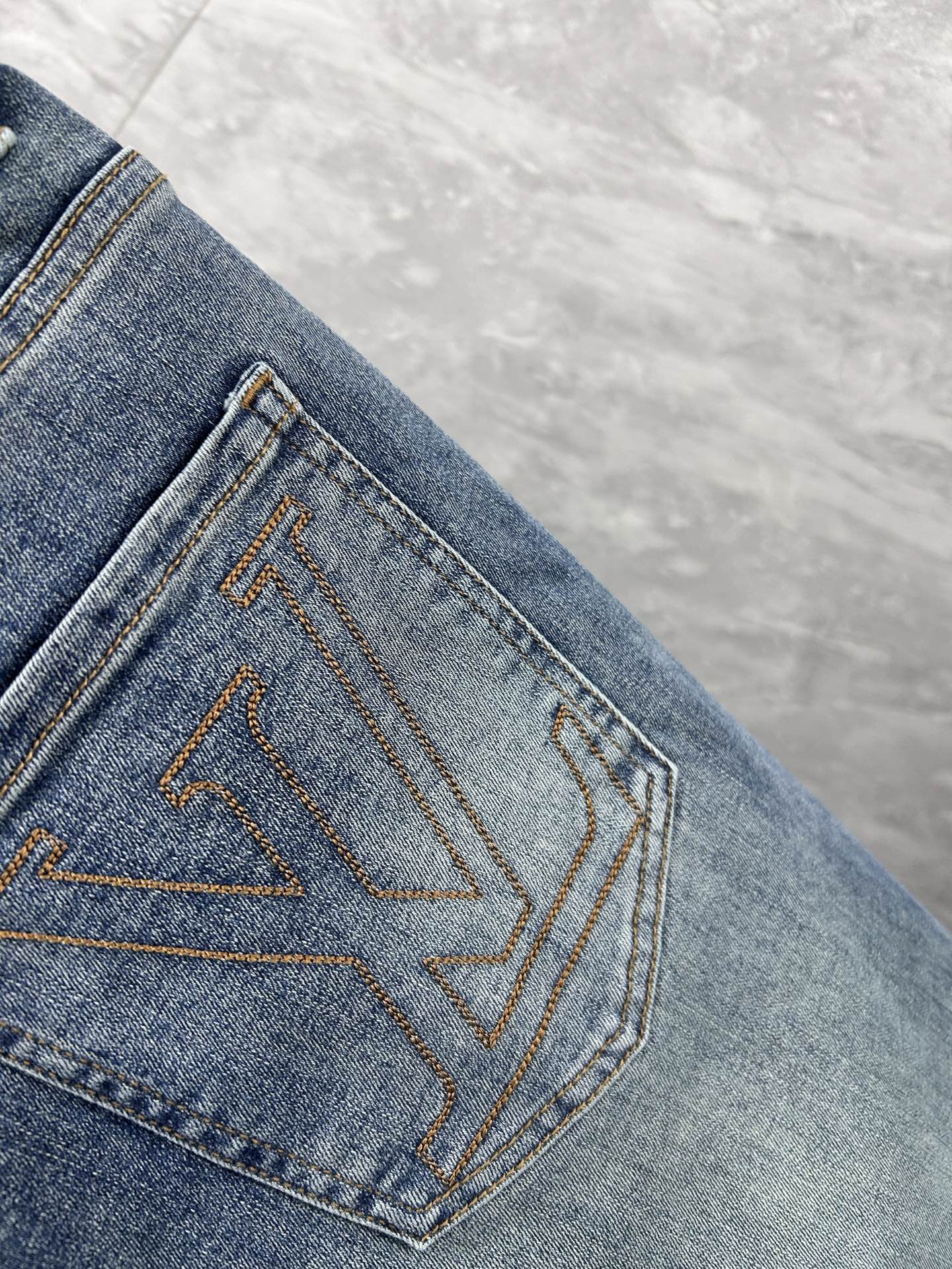 lv‘’。2026春夏高级时装感，超柔牛仔面料 , 顶级洗水牛仔裤。面料很特殊，超细精仿棉纱混纺，超柔舒