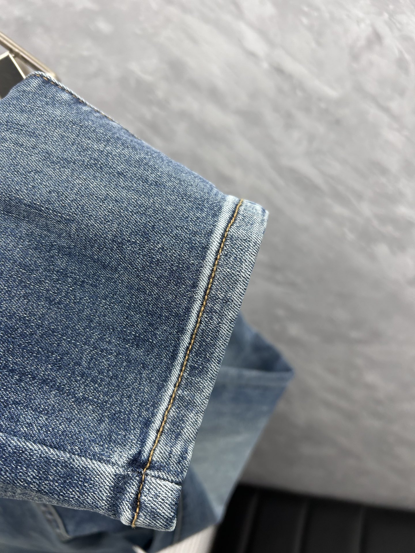 lv‘’。2026春夏高级时装感，超柔牛仔面料 , 顶级洗水牛仔裤。面料很特殊，超细精仿棉纱混纺，超柔舒