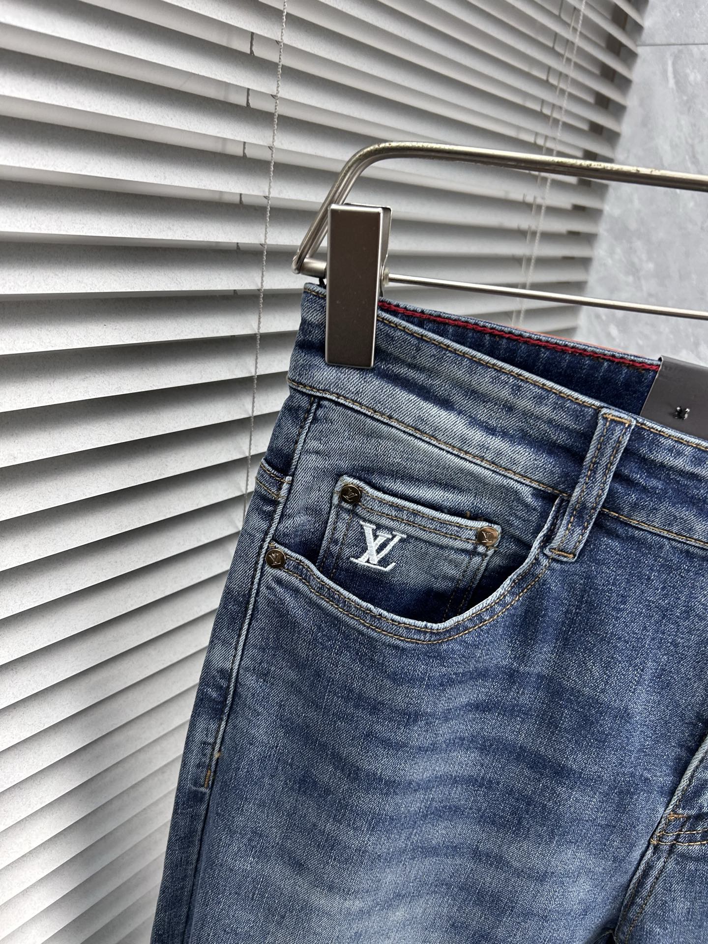 lv‘’。2026春夏高级时装感，超柔牛仔面料 , 顶级洗水牛仔裤。面料很特殊，超细精仿棉纱混纺，超柔舒