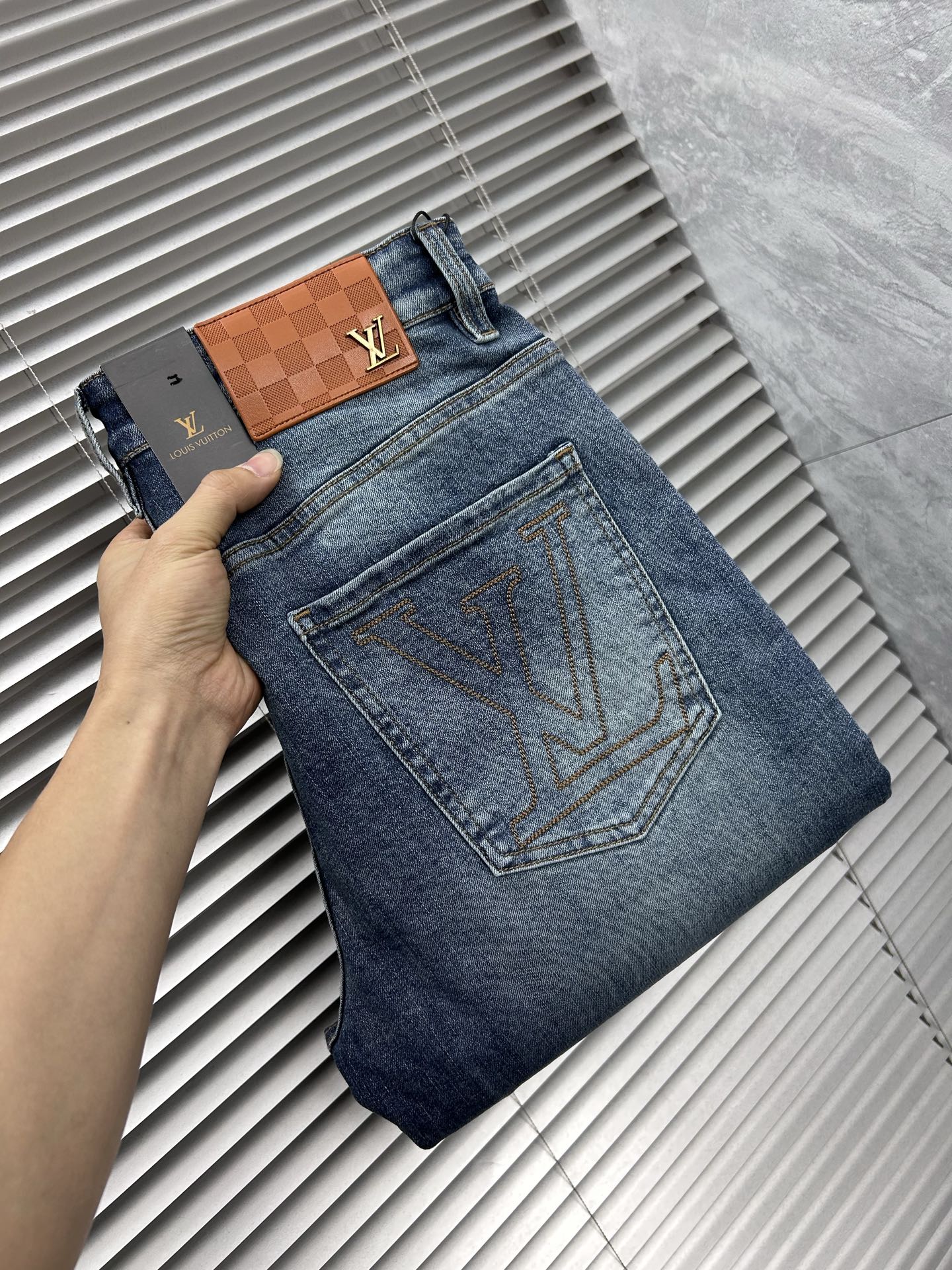 lv‘’。2026春夏高级时装感，超柔牛仔面料 , 顶级洗水牛仔裤。面料很特殊，超细精仿棉纱混纺，超柔舒