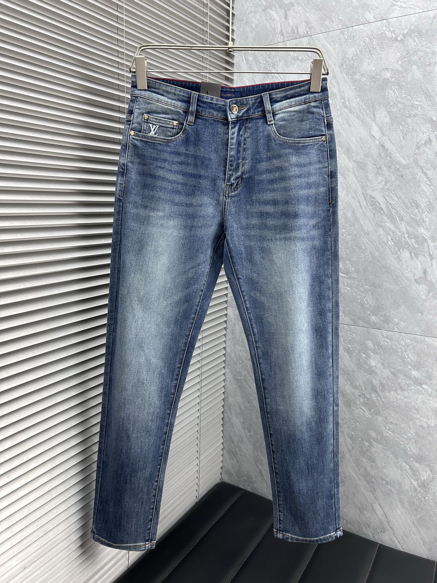 lv‘’。2026春夏高级时装感，超柔牛仔面料 , 顶级洗水牛仔裤。面料很特殊，超细精仿棉纱混纺，超柔舒