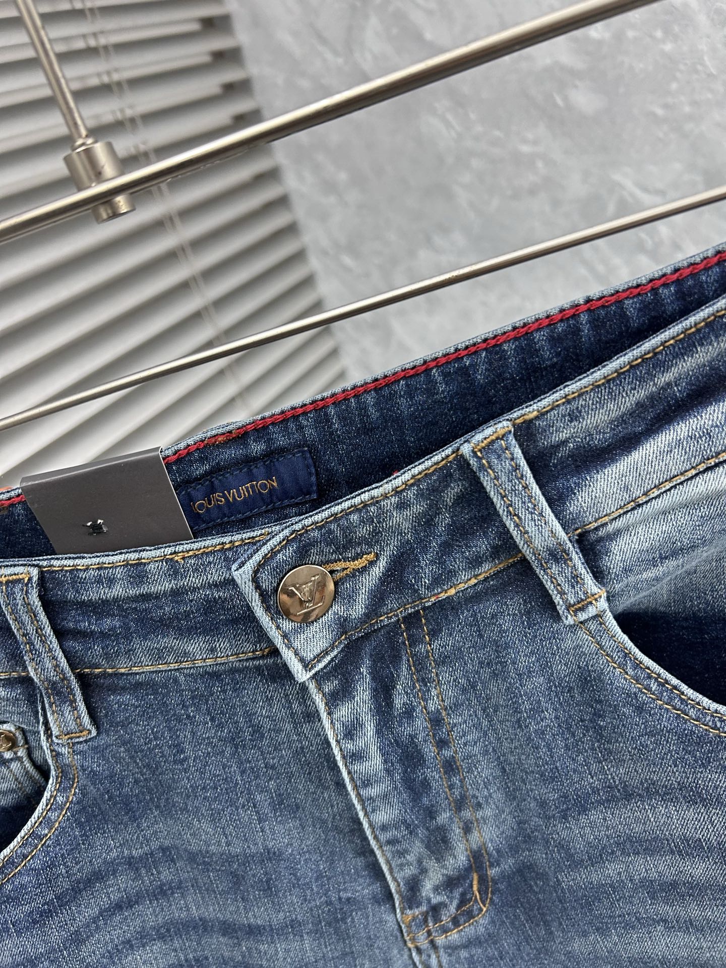 lv‘’。2026春夏高级时装感，超柔牛仔面料 , 顶级洗水牛仔裤。面料很特殊，超细精仿棉纱混纺，超柔舒