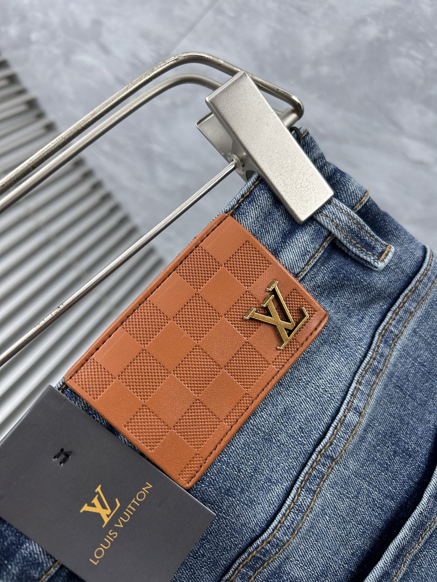 lv‘’。2026春夏高级时装感，超柔牛仔面料 , 顶级洗水牛仔裤。面料很特殊，超细精仿棉纱混纺，超柔舒