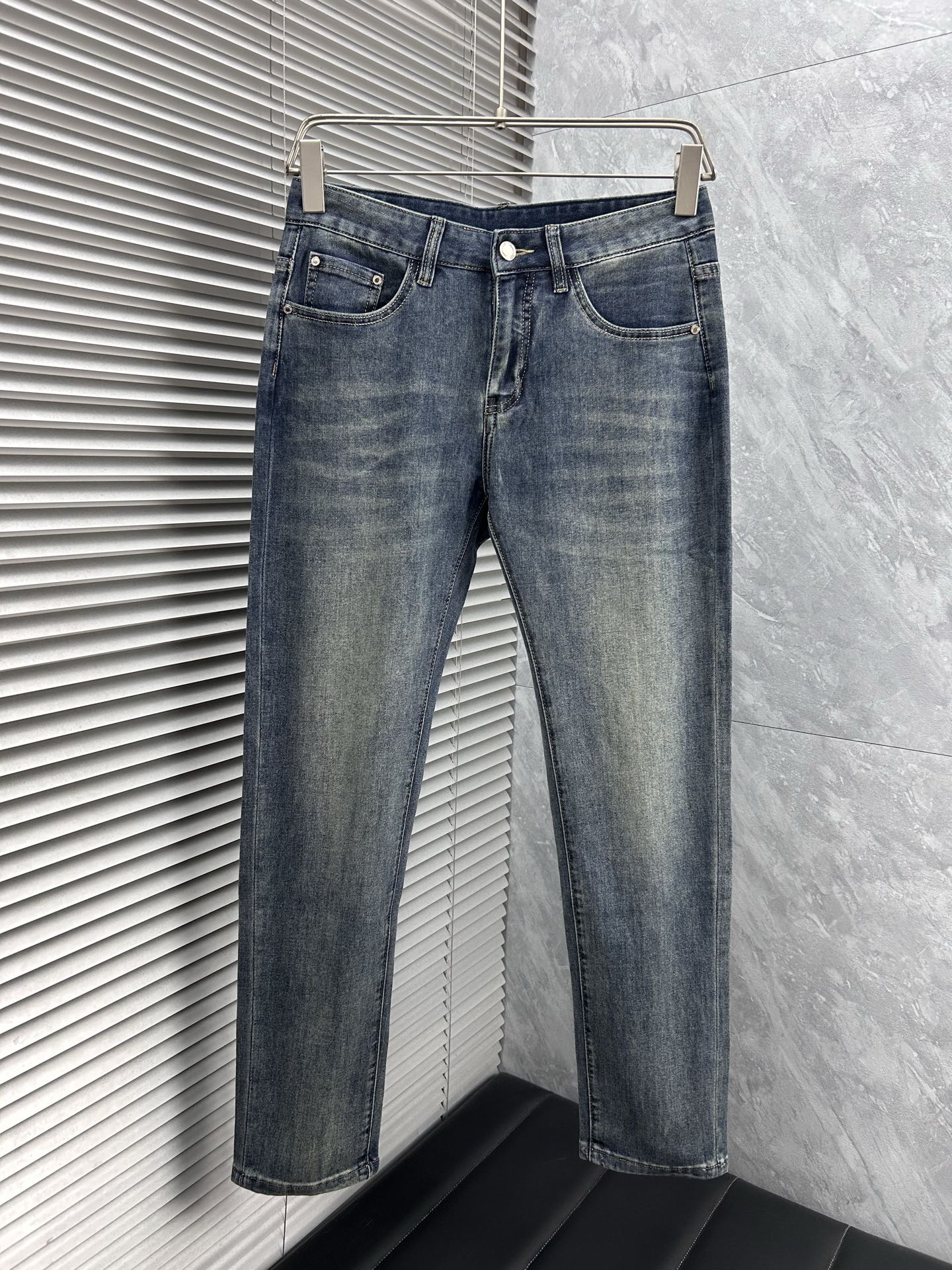 dr‘’。2026春夏高级时装感，超柔牛仔面料 , 顶级洗水牛仔裤。面料很特殊，超细精仿棉纱混纺，超柔舒