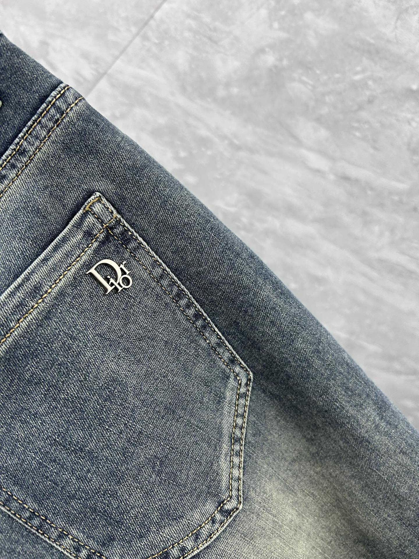 dr‘’。2026春夏高级时装感，超柔牛仔面料 , 顶级洗水牛仔裤。面料很特殊，超细精仿棉纱混纺，超柔舒