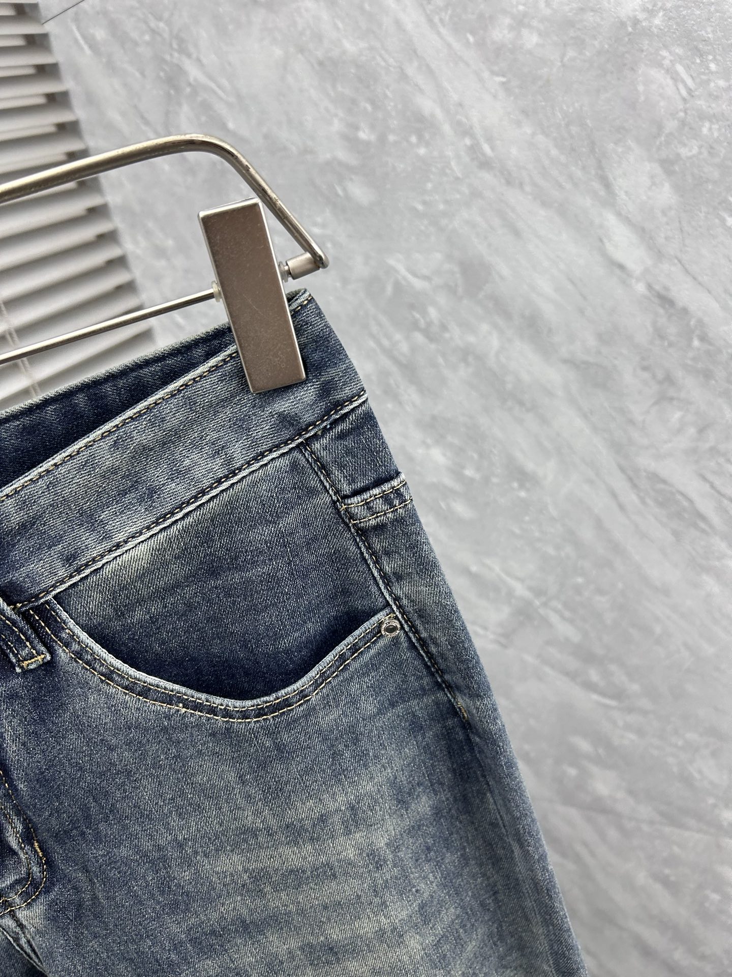 dr‘’。2026春夏高级时装感，超柔牛仔面料 , 顶级洗水牛仔裤。面料很特殊，超细精仿棉纱混纺，超柔舒