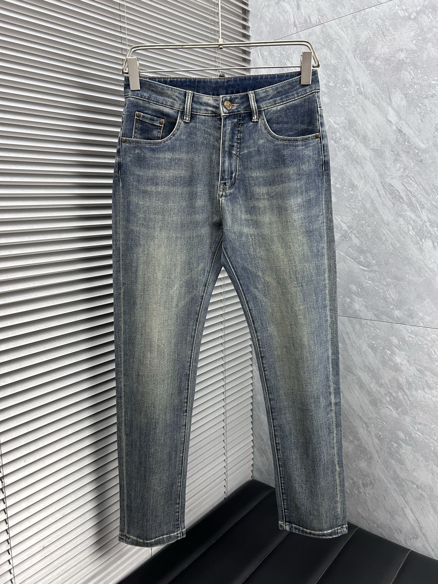 巴宝‘’。2026春夏高级时装感，超柔牛仔面料 , 顶级洗水牛仔裤。面料很特殊，超细精仿棉纱混纺，超柔舒