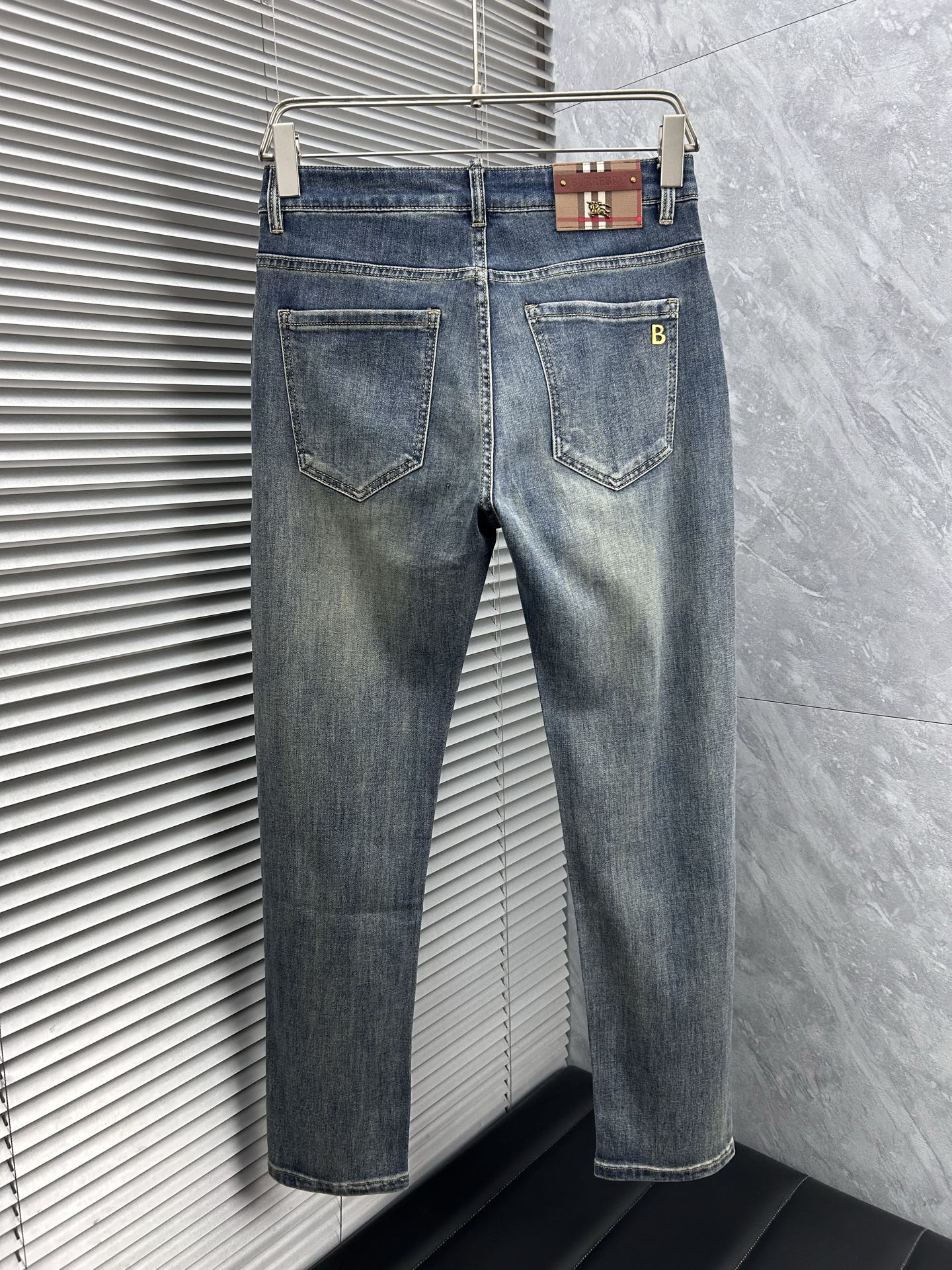巴宝‘’。2026春夏高级时装感，超柔牛仔面料 , 顶级洗水牛仔裤。面料很特殊，超细精仿棉纱混纺，超柔舒