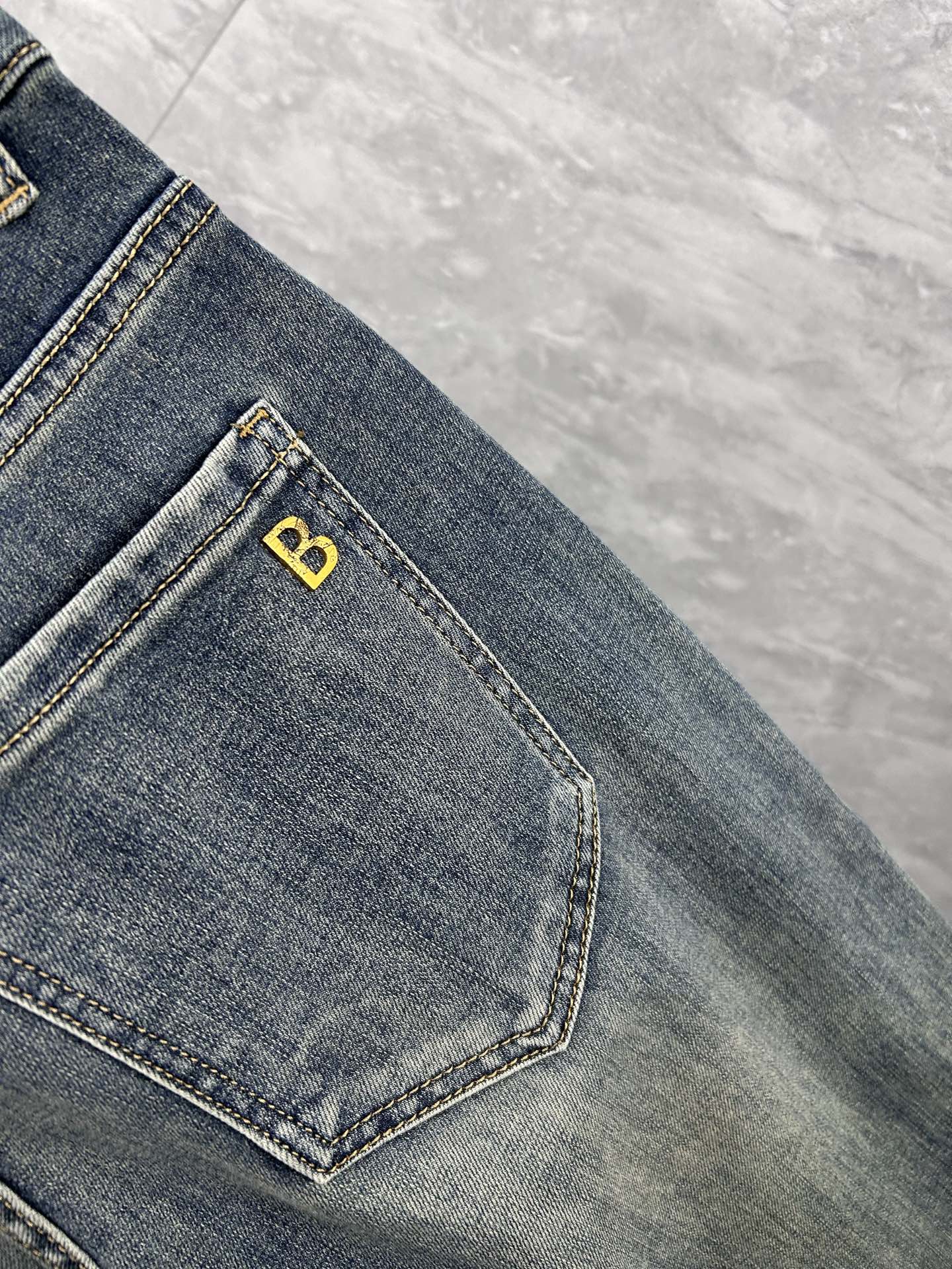 巴宝‘’。2026春夏高级时装感，超柔牛仔面料 , 顶级洗水牛仔裤。面料很特殊，超细精仿棉纱混纺，超柔舒