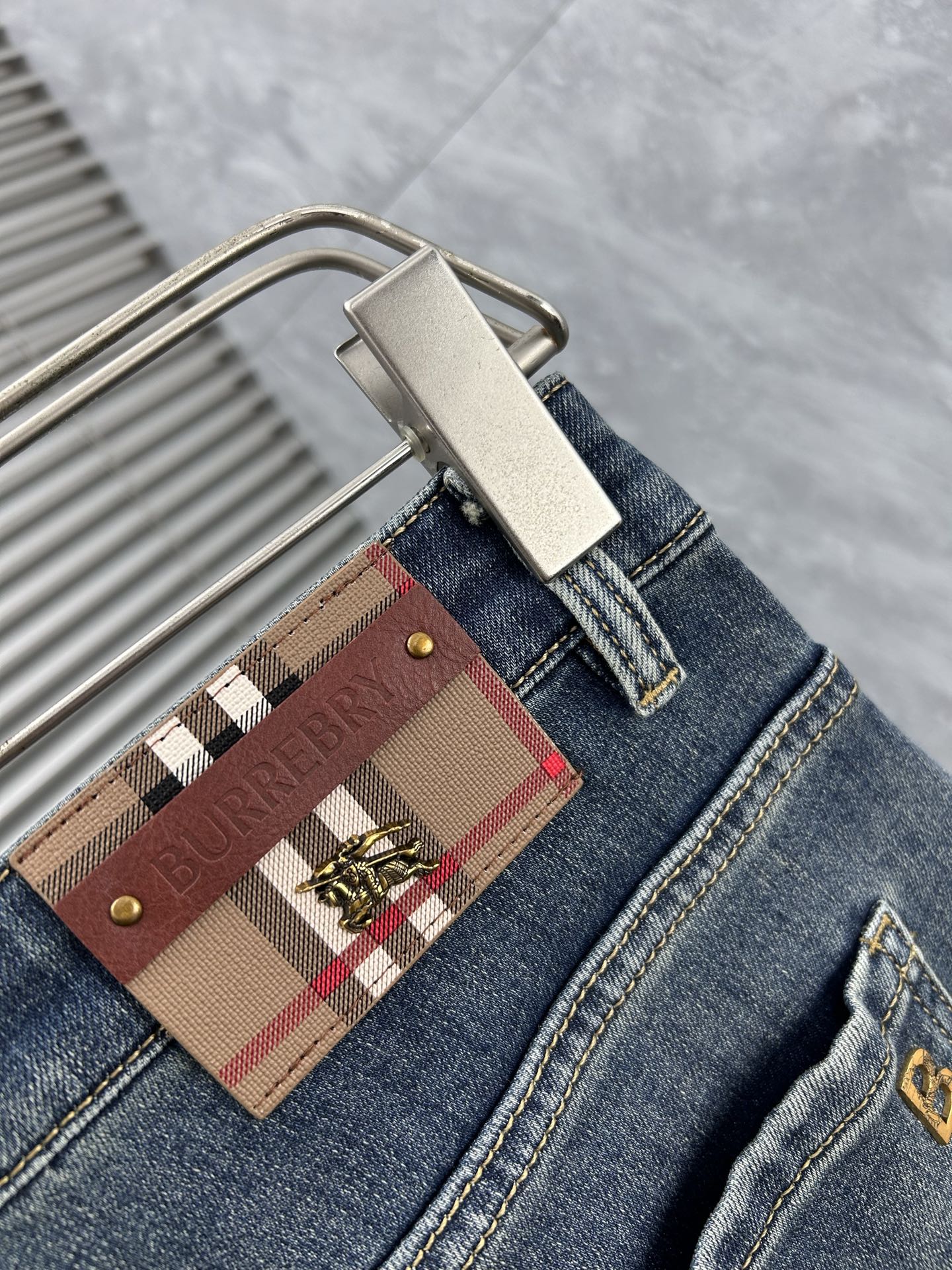 巴宝‘’。2026春夏高级时装感，超柔牛仔面料 , 顶级洗水牛仔裤。面料很特殊，超细精仿棉纱混纺，超柔舒