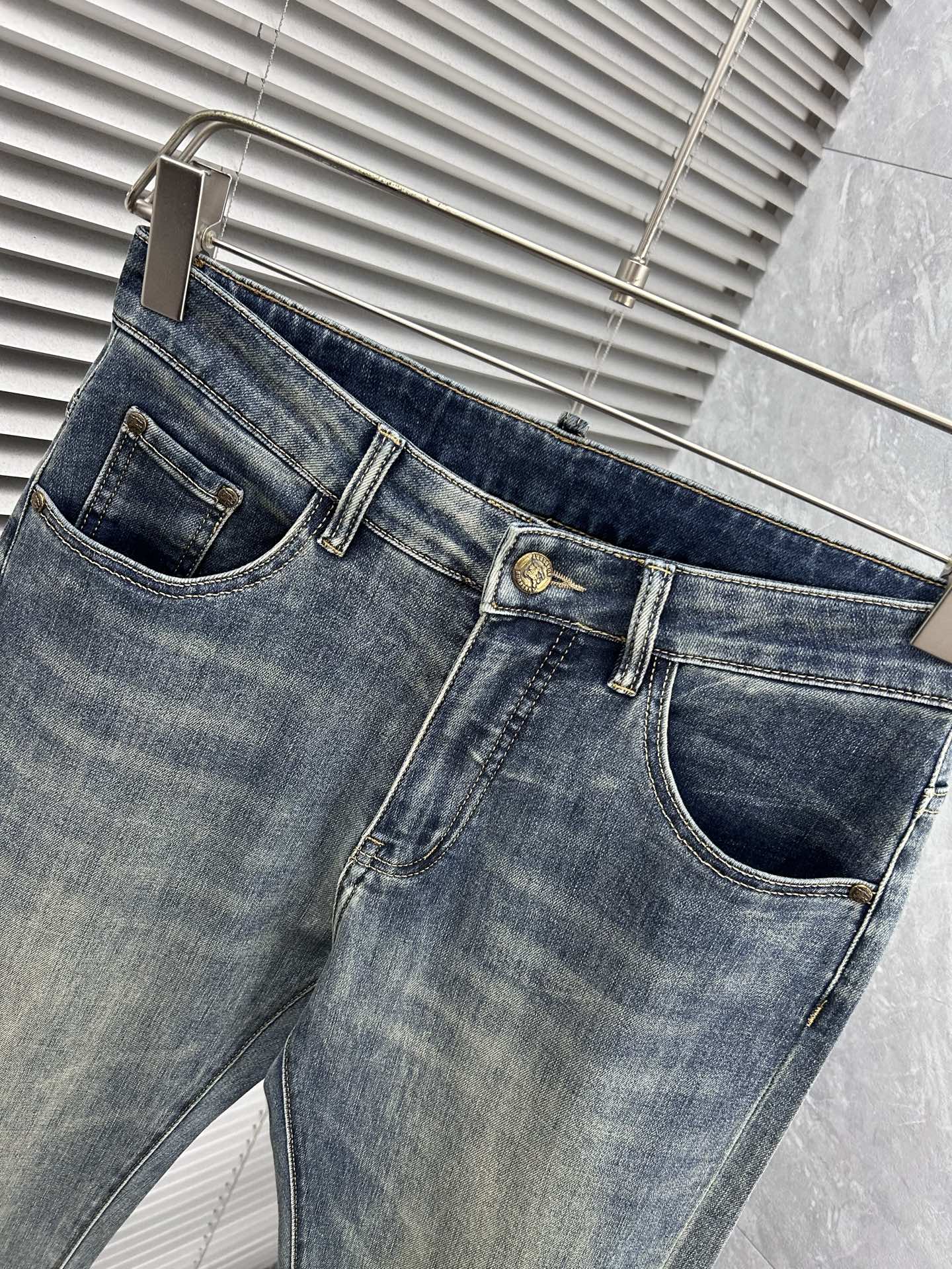 巴宝‘’。2026春夏高级时装感，超柔牛仔面料 , 顶级洗水牛仔裤。面料很特殊，超细精仿棉纱混纺，超柔舒