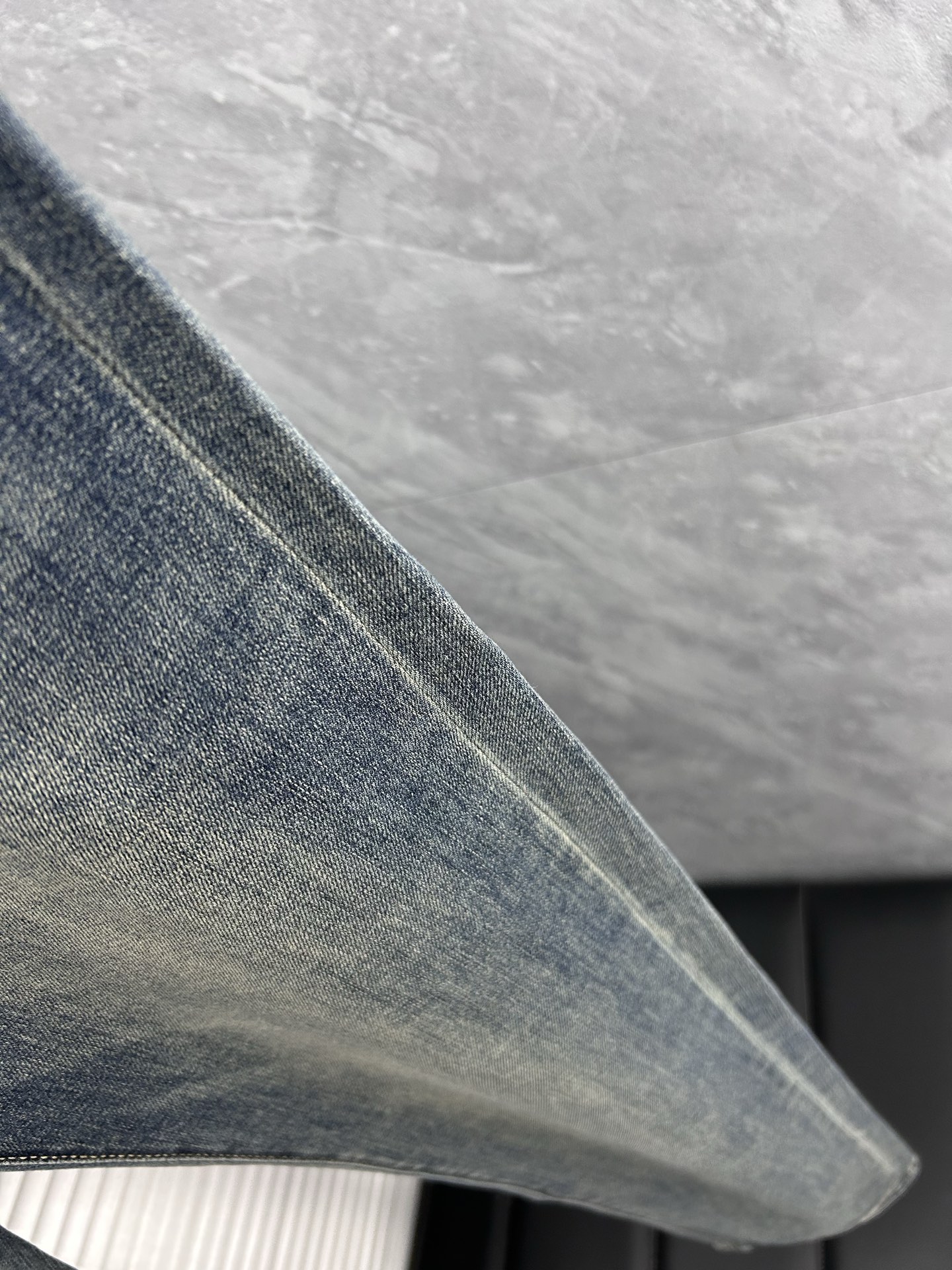 巴宝‘’。2026春夏高级时装感，超柔牛仔面料 , 顶级洗水牛仔裤。面料很特殊，超细精仿棉纱混纺，超柔舒