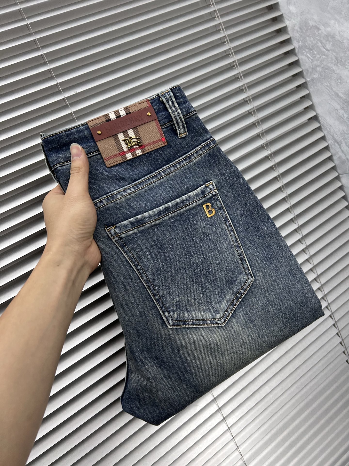 巴宝‘’。2026春夏高级时装感，超柔牛仔面料 , 顶级洗水牛仔裤。面料很特殊，超细精仿棉纱混纺，超柔舒