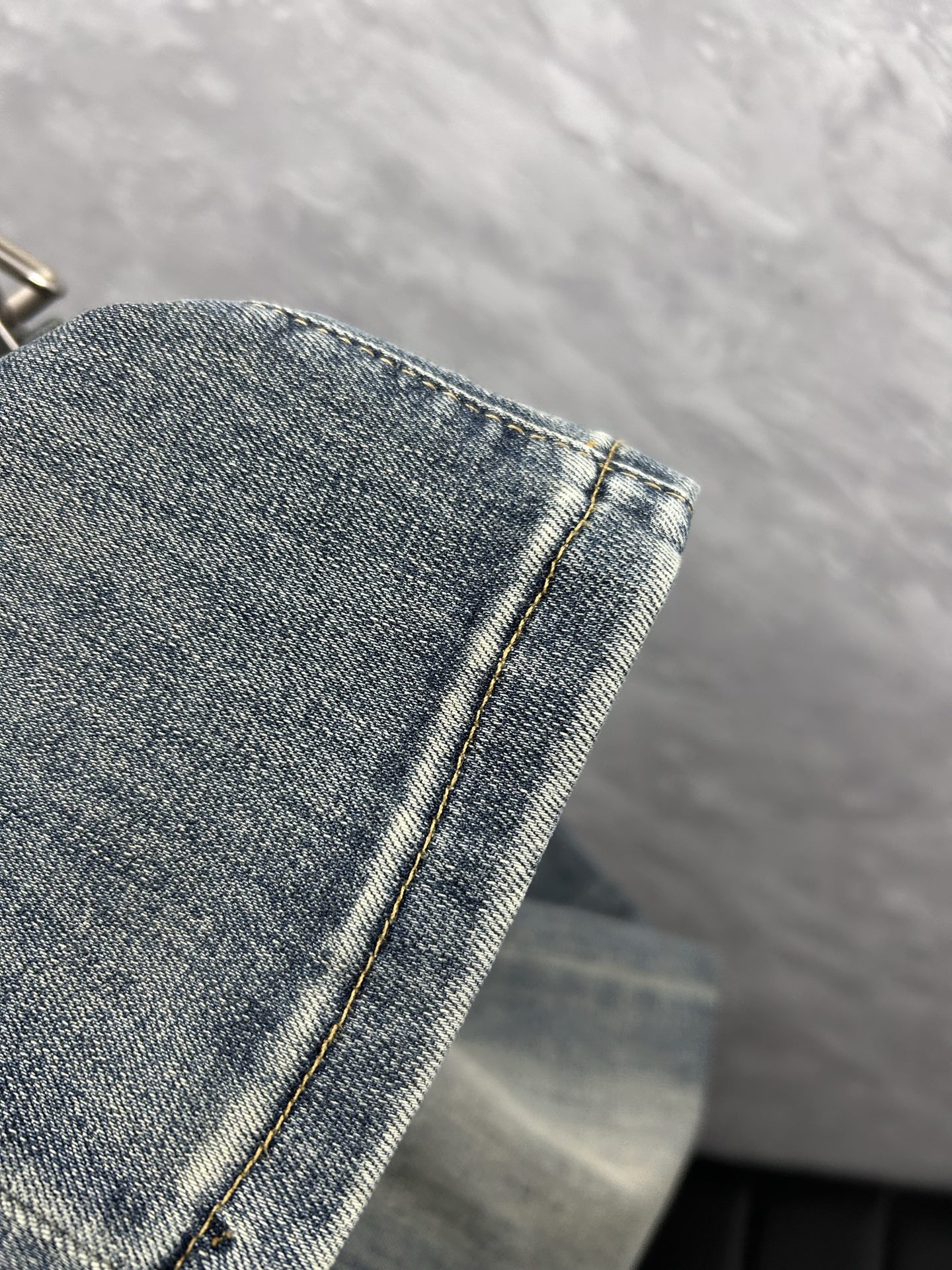 巴宝‘’。2026春夏高级时装感，超柔牛仔面料 , 顶级洗水牛仔裤。面料很特殊，超细精仿棉纱混纺，超柔舒