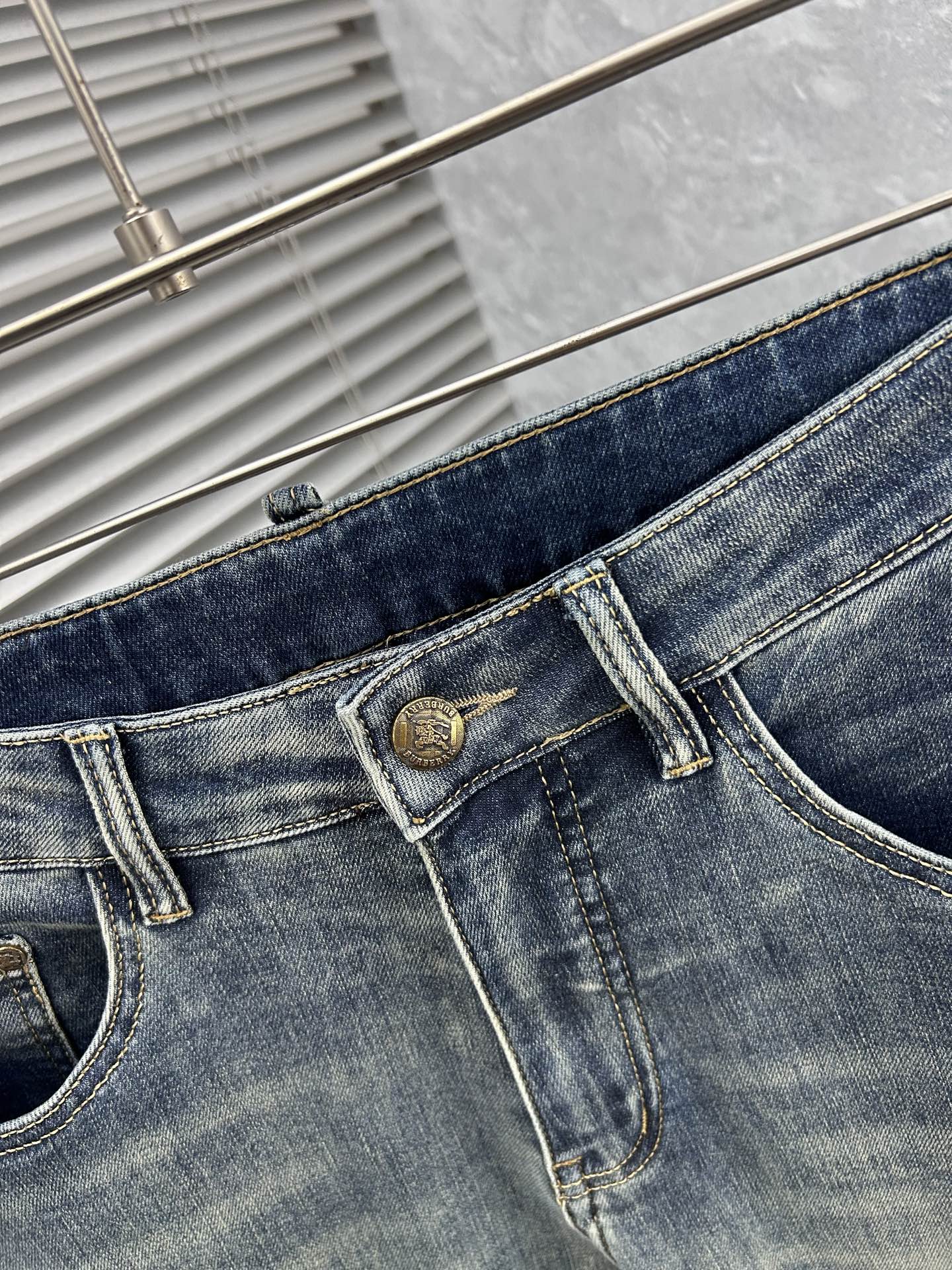 巴宝‘’。2026春夏高级时装感，超柔牛仔面料 , 顶级洗水牛仔裤。面料很特殊，超细精仿棉纱混纺，超柔舒