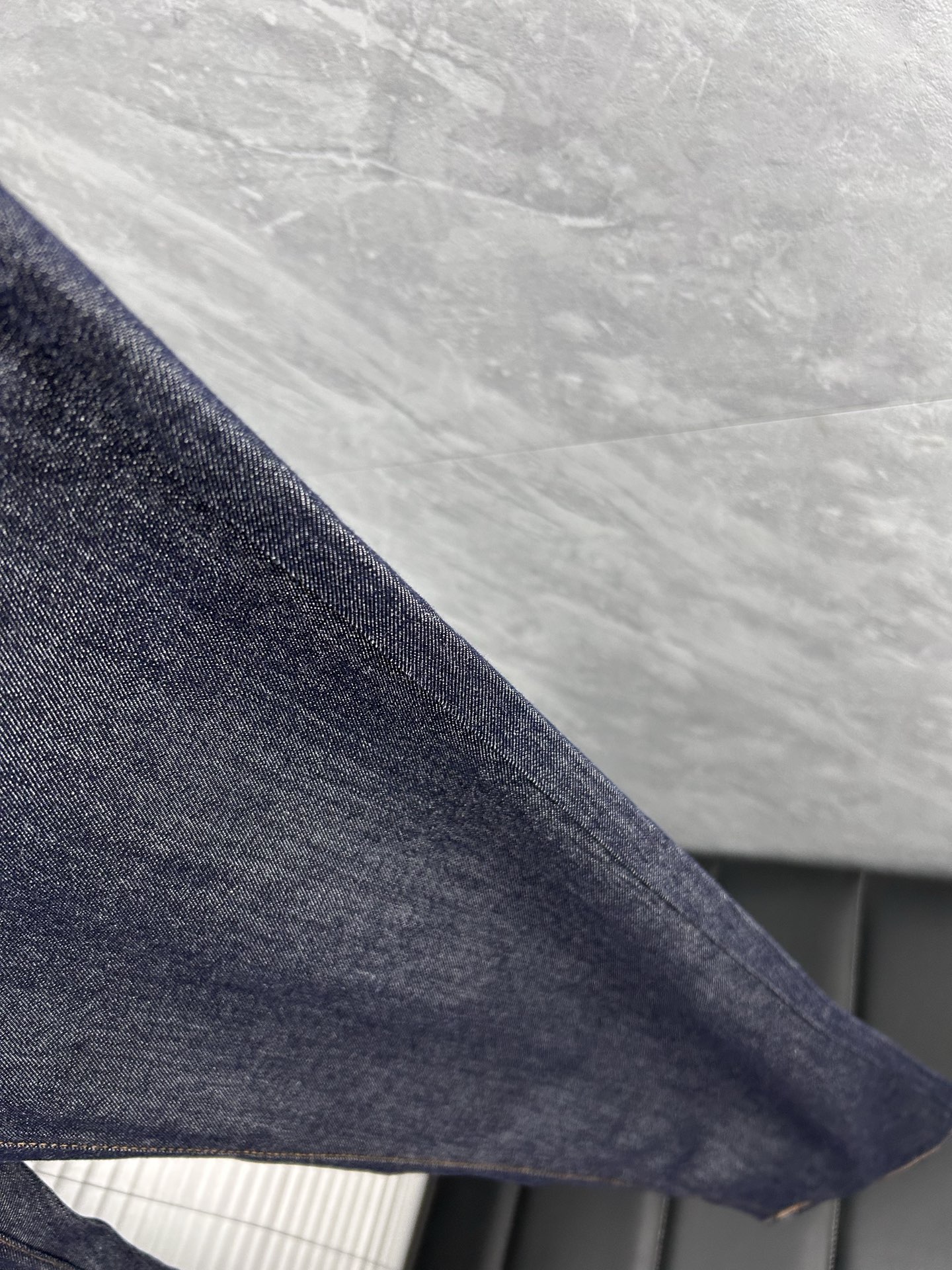 杰尼‘’。2026春夏高级时装感，超柔牛仔面料 , 顶级洗水牛仔裤。面料很特殊，超细精仿棉纱混纺，超柔舒