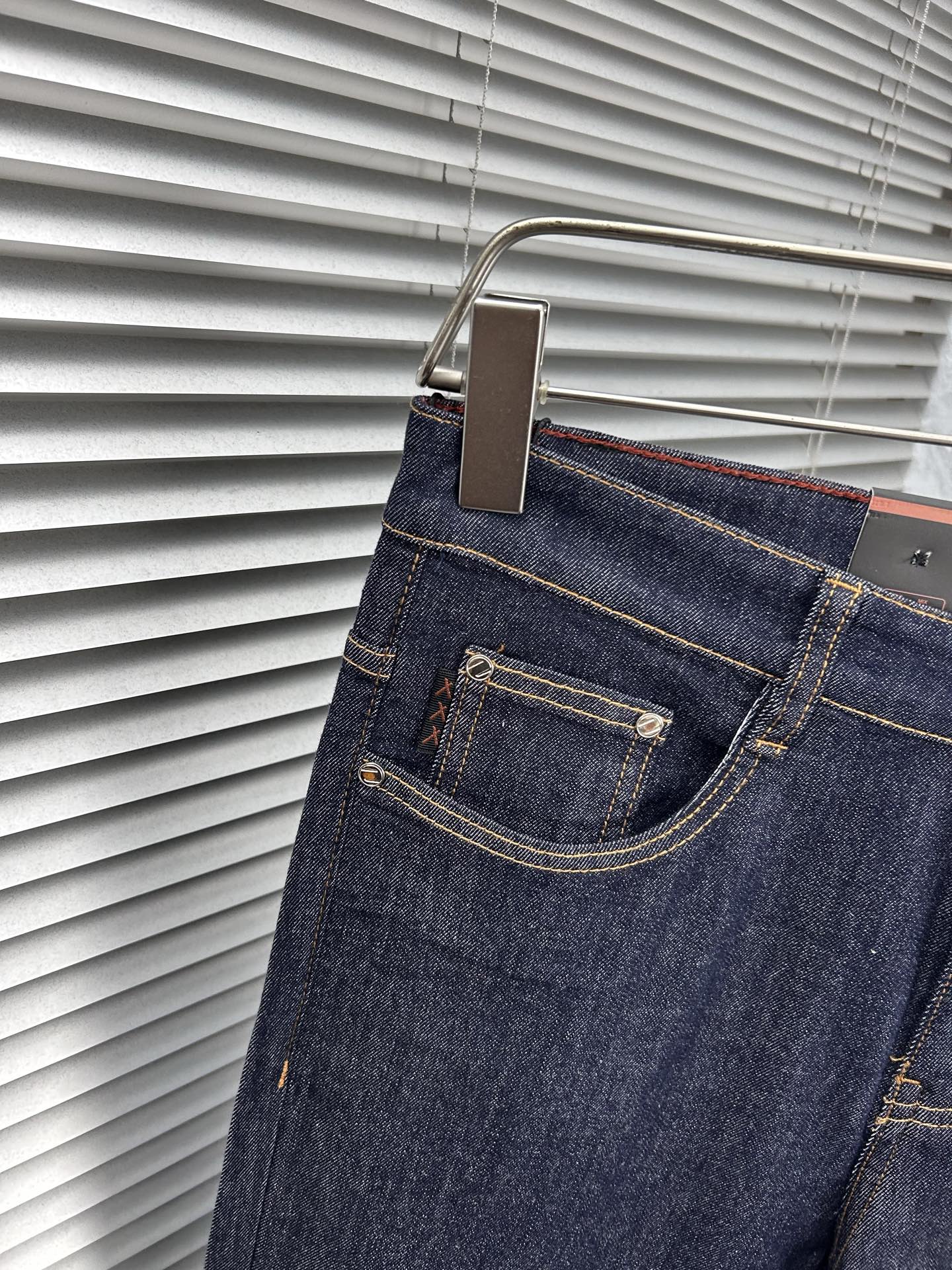 杰尼‘’。2026春夏高级时装感，超柔牛仔面料 , 顶级洗水牛仔裤。面料很特殊，超细精仿棉纱混纺，超柔舒