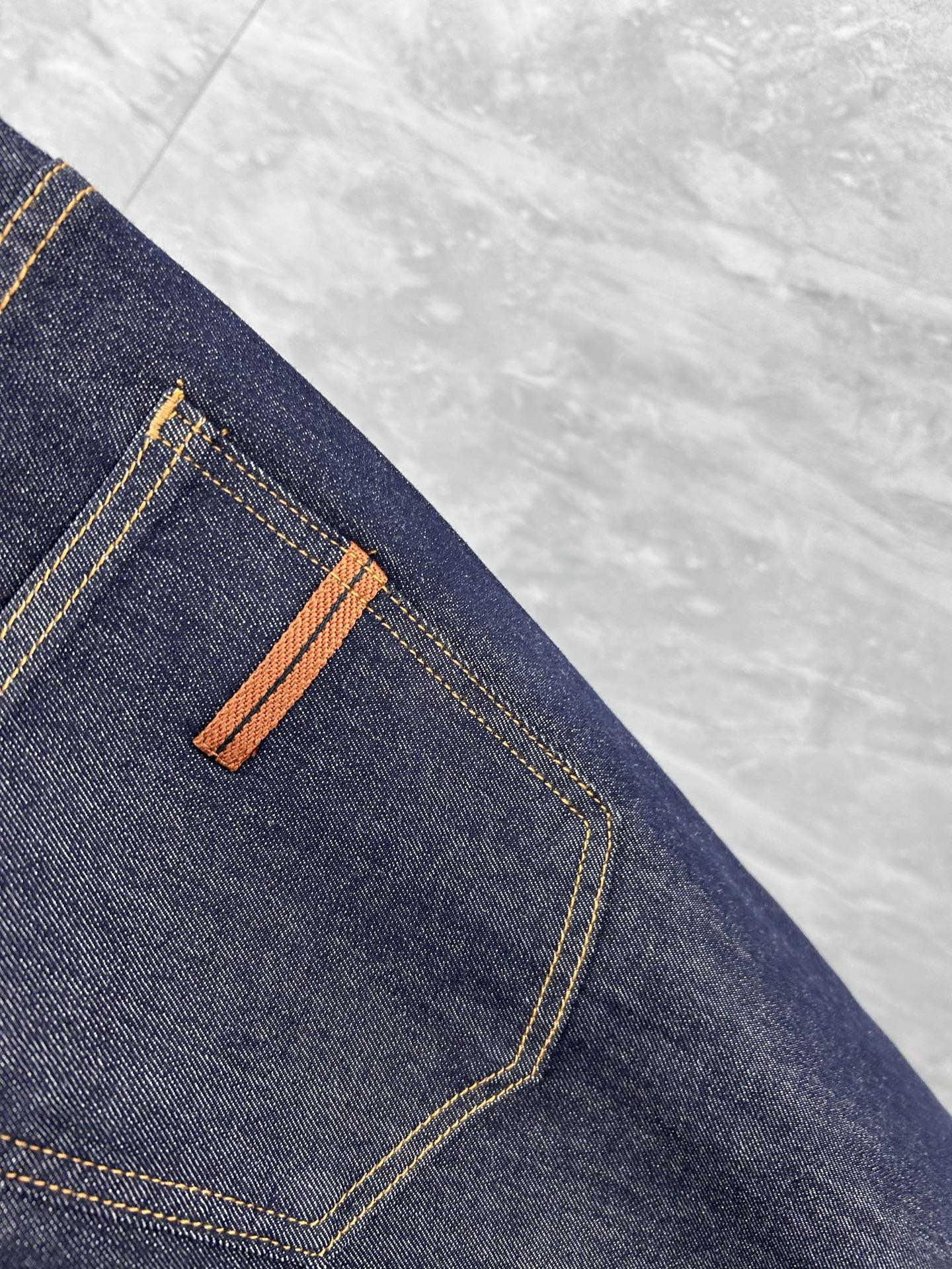 杰尼‘’。2026春夏高级时装感，超柔牛仔面料 , 顶级洗水牛仔裤。面料很特殊，超细精仿棉纱混纺，超柔舒