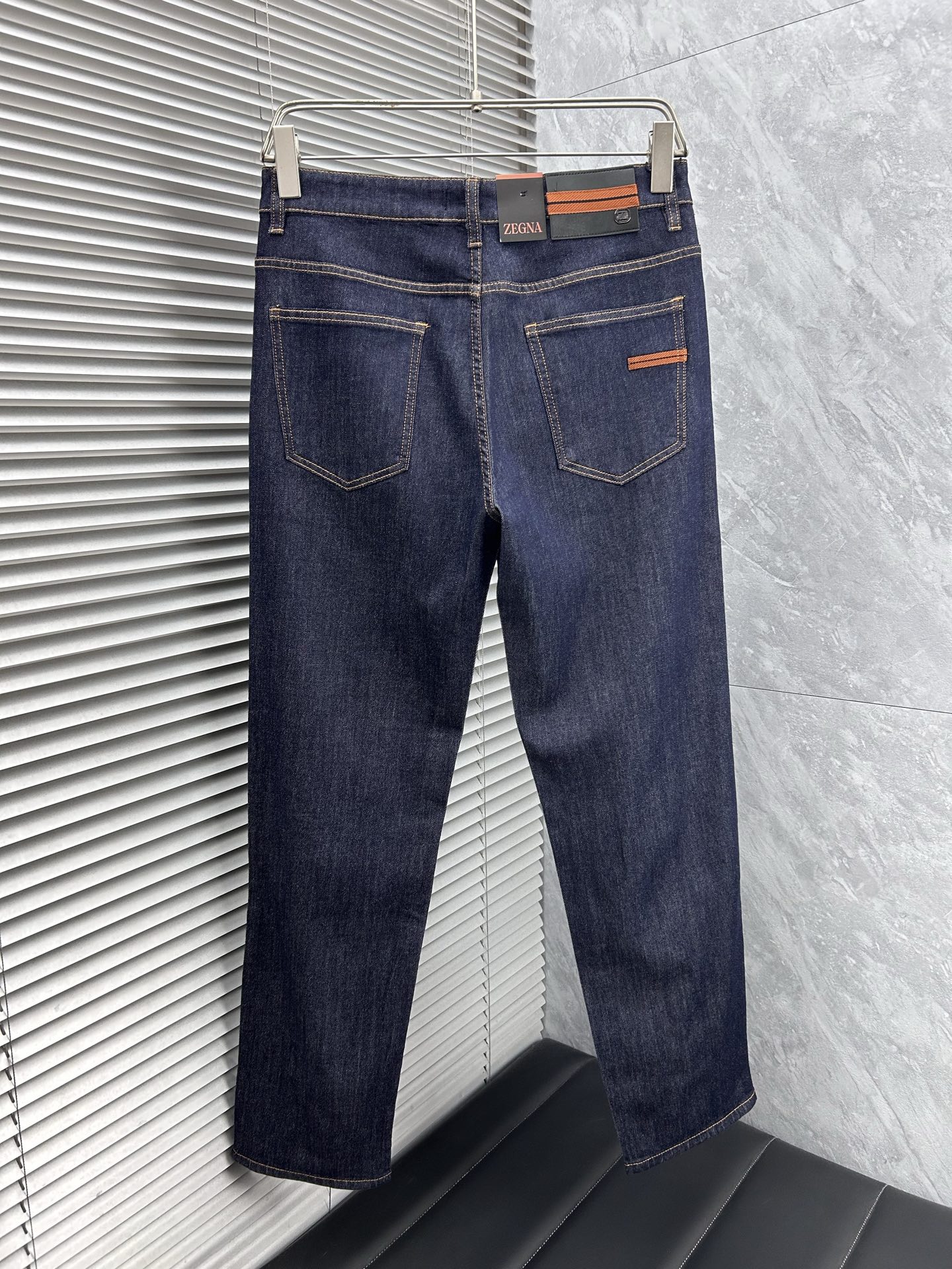 杰尼‘’。2026春夏高级时装感，超柔牛仔面料 , 顶级洗水牛仔裤。面料很特殊，超细精仿棉纱混纺，超柔舒