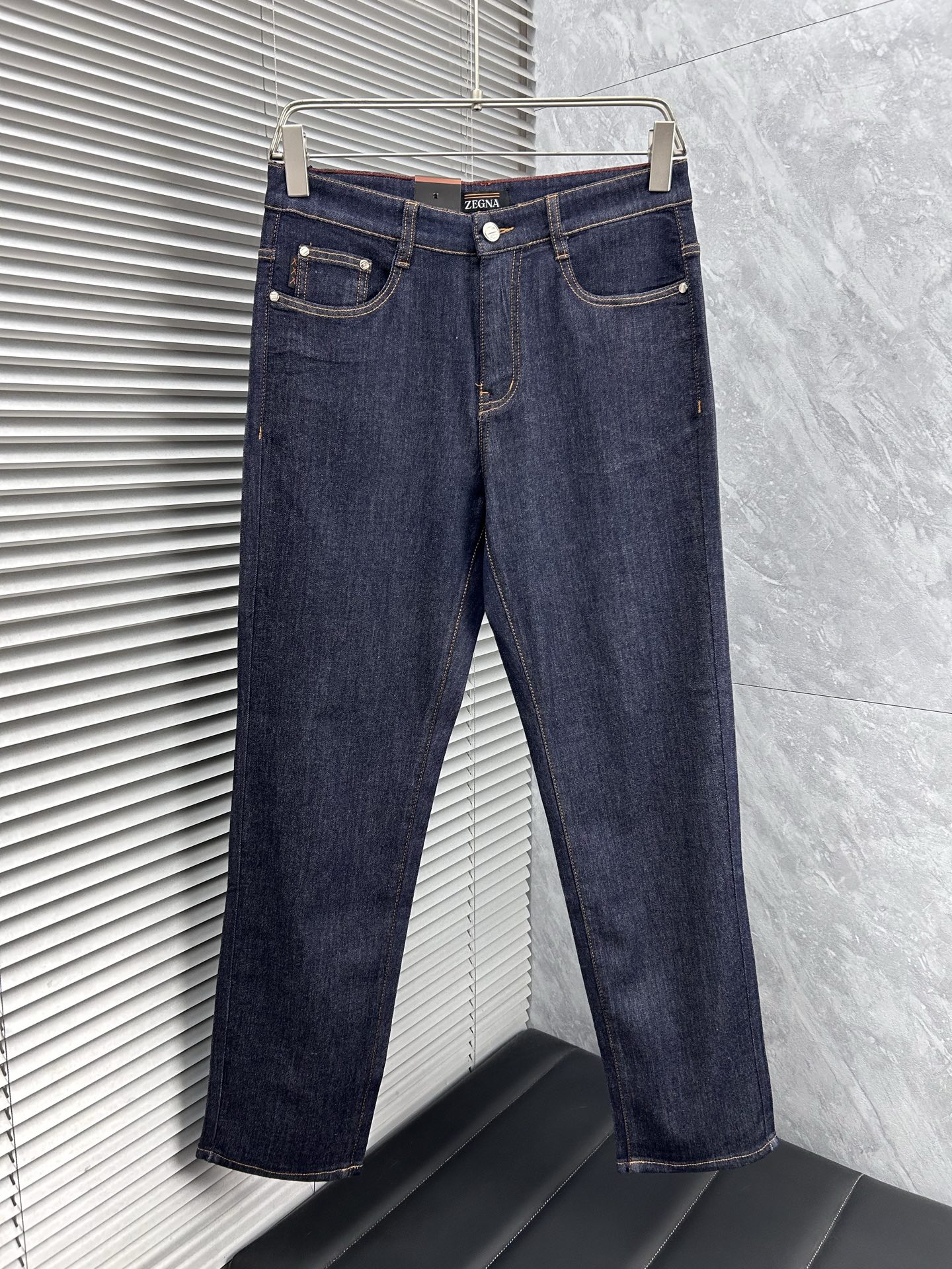 杰尼‘’。2026春夏高级时装感，超柔牛仔面料 , 顶级洗水牛仔裤。面料很特殊，超细精仿棉纱混纺，超柔舒