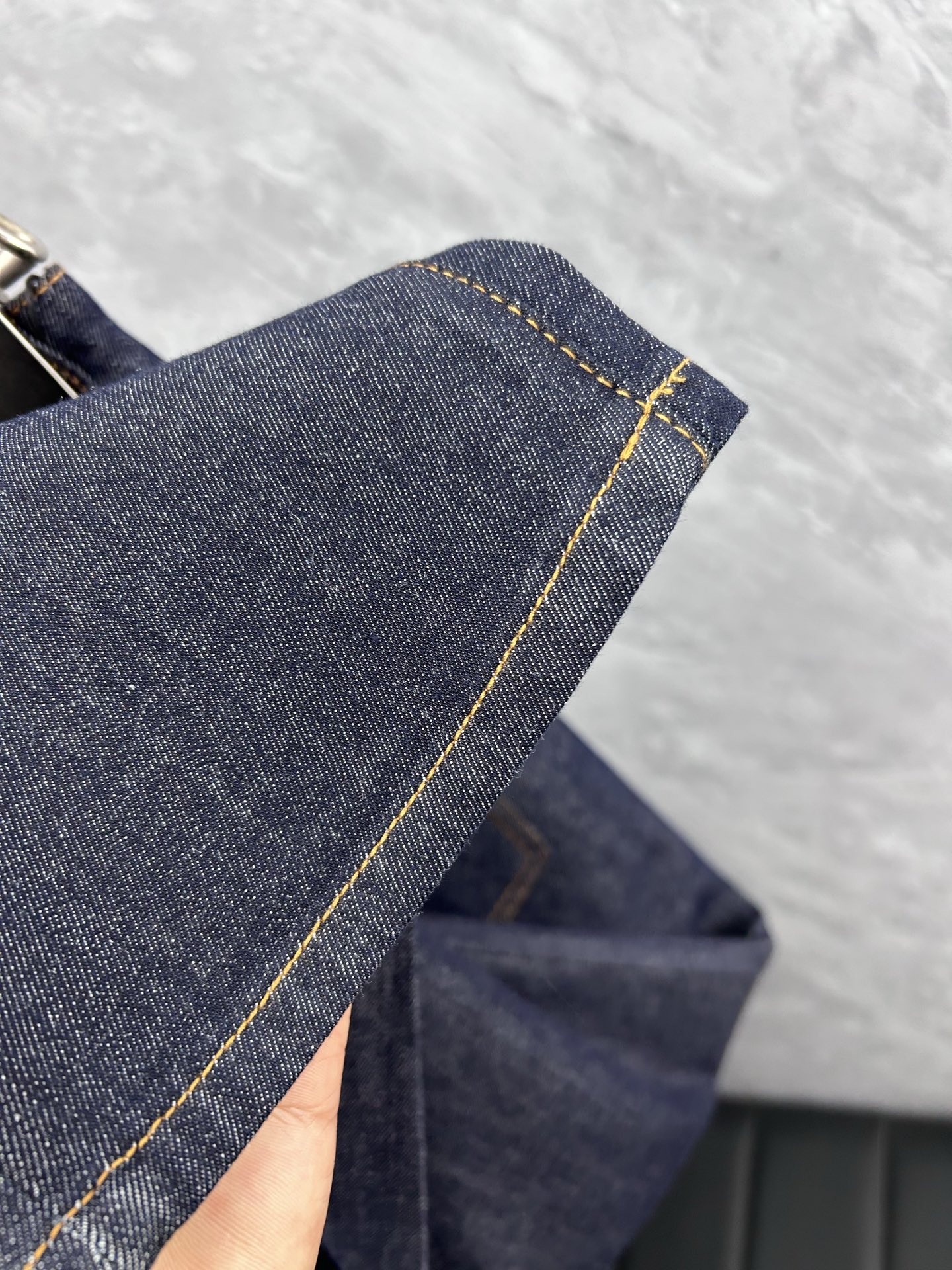 杰尼‘’。2026春夏高级时装感，超柔牛仔面料 , 顶级洗水牛仔裤。面料很特殊，超细精仿棉纱混纺，超柔舒