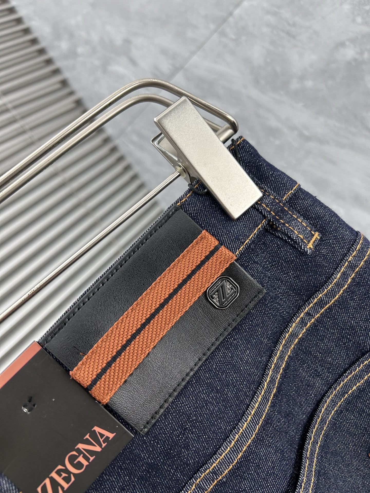 杰尼‘’。2026春夏高级时装感，超柔牛仔面料 , 顶级洗水牛仔裤。面料很特殊，超细精仿棉纱混纺，超柔舒