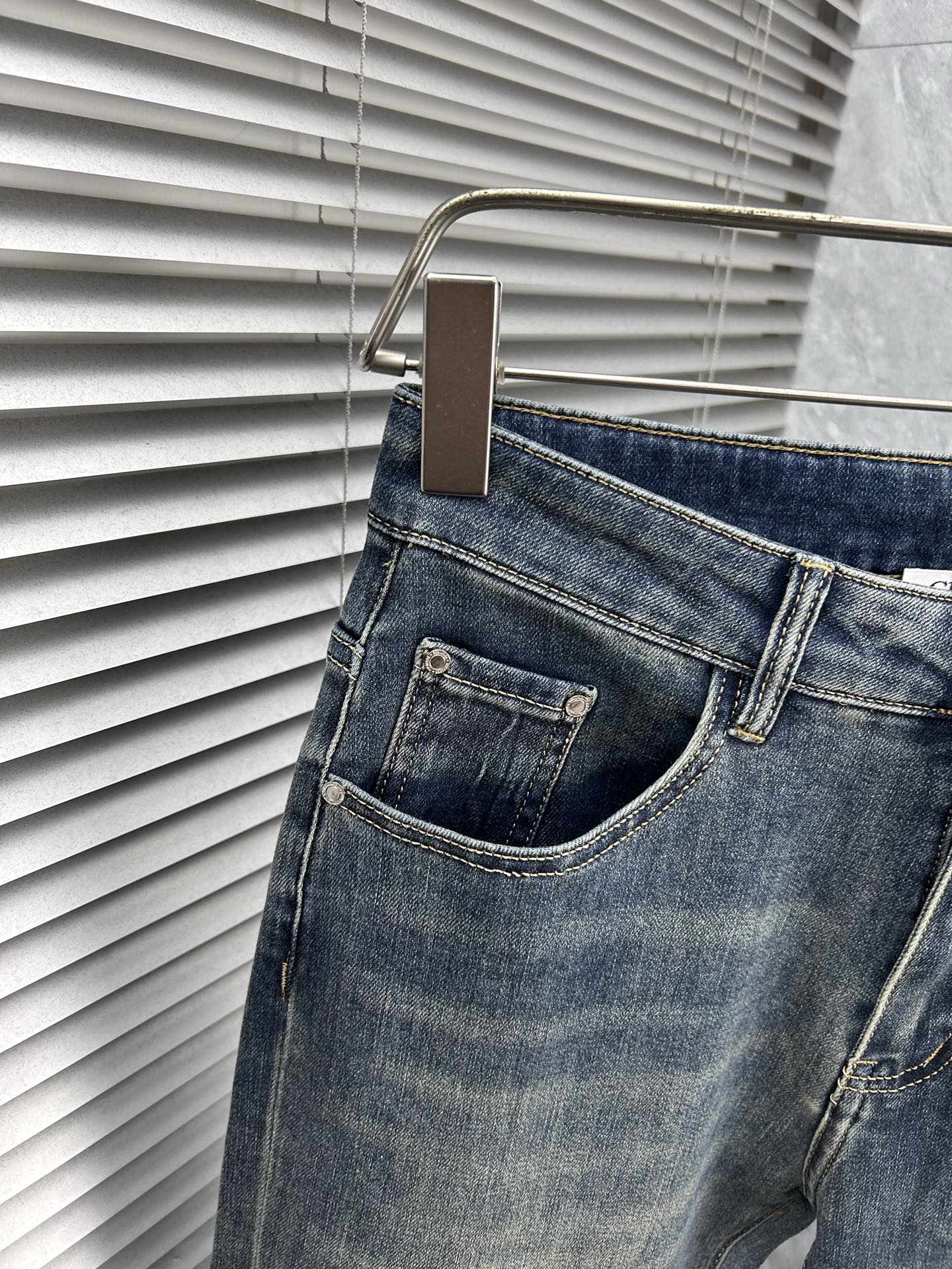 dr‘’。2026春夏高级时装感，超柔牛仔面料 , 顶级洗水牛仔裤。面料很特殊，超细精仿棉纱混纺，超柔舒