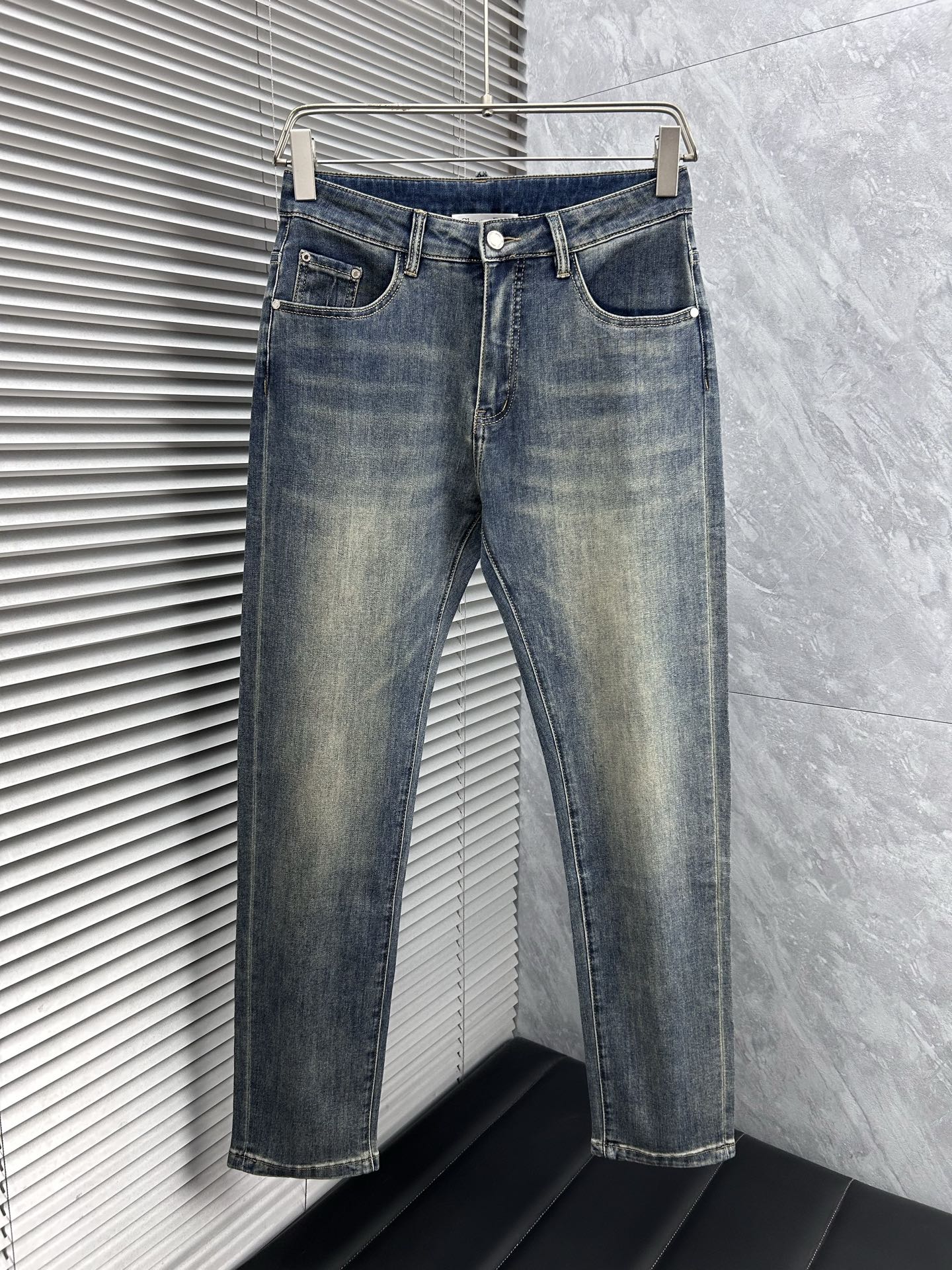 dr‘’。2026春夏高级时装感，超柔牛仔面料 , 顶级洗水牛仔裤。面料很特殊，超细精仿棉纱混纺，超柔舒