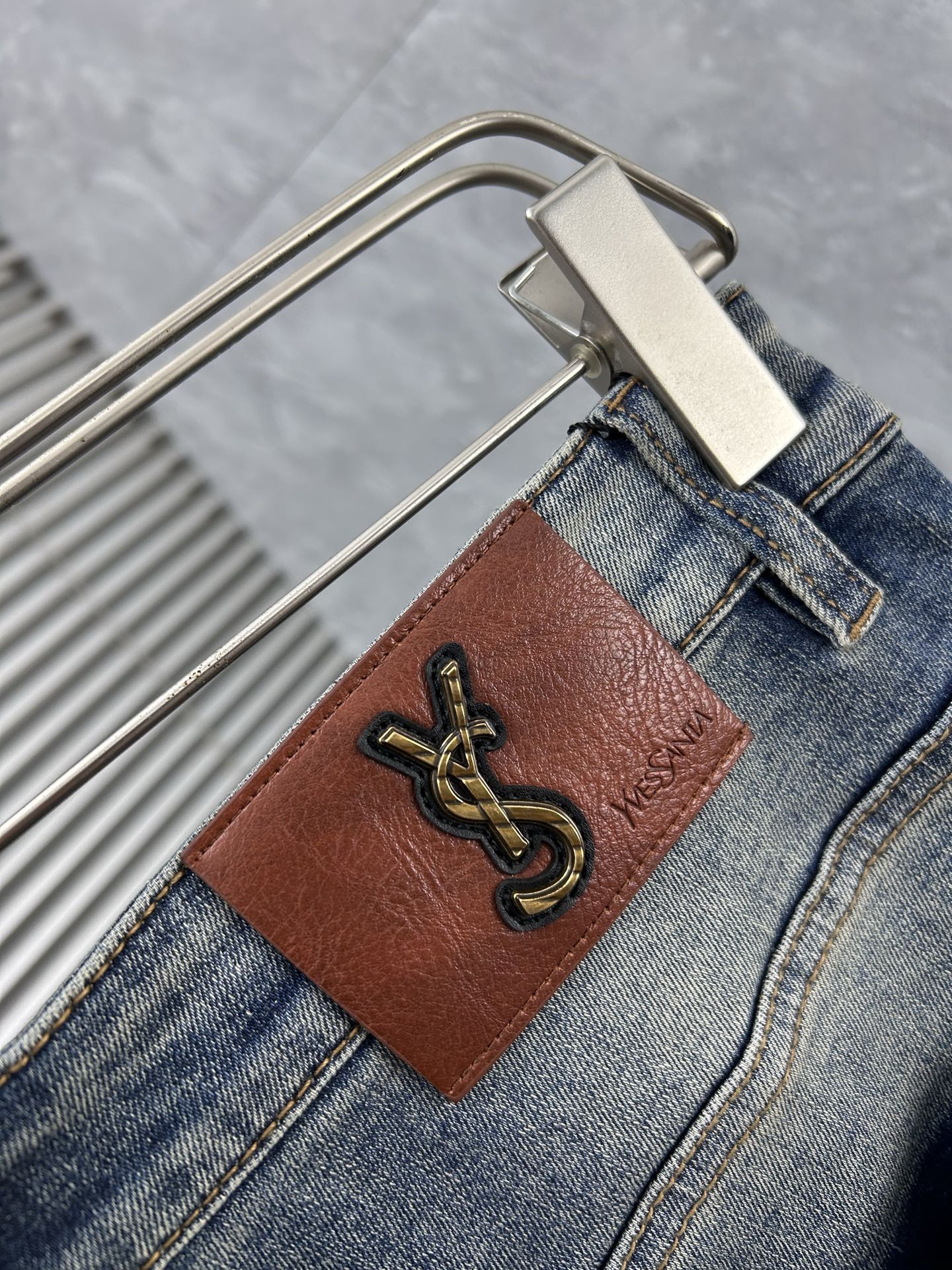 圣罗‘’。2026春夏高级时装感，超柔牛仔面料 , 顶级洗水牛仔裤。面料很特殊，超细精仿棉纱混纺，超柔舒