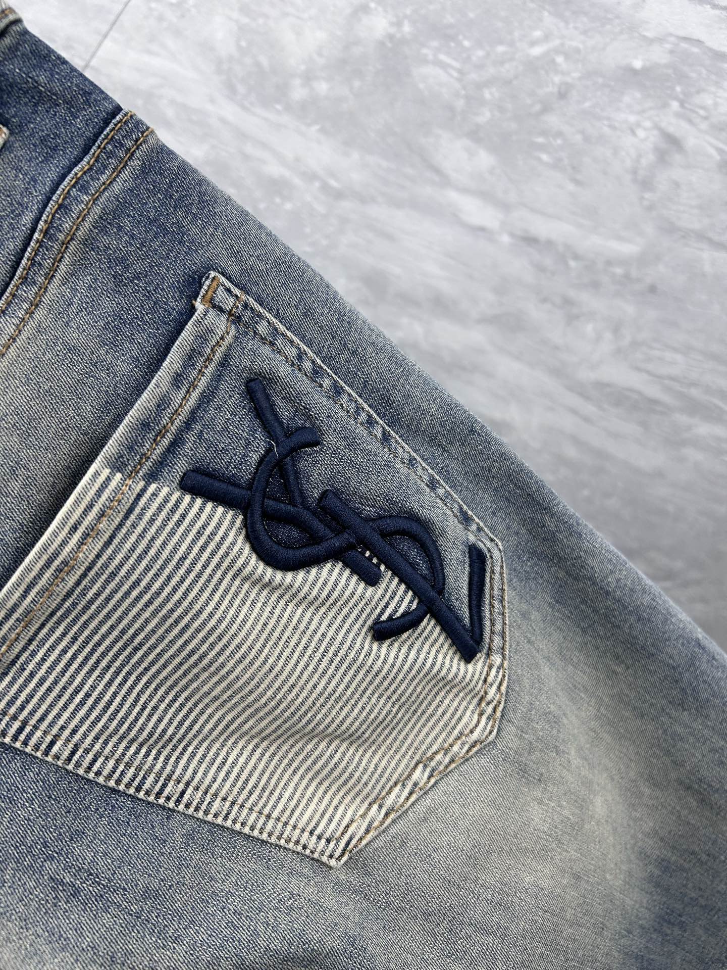 圣罗‘’。2026春夏高级时装感，超柔牛仔面料 , 顶级洗水牛仔裤。面料很特殊，超细精仿棉纱混纺，超柔舒