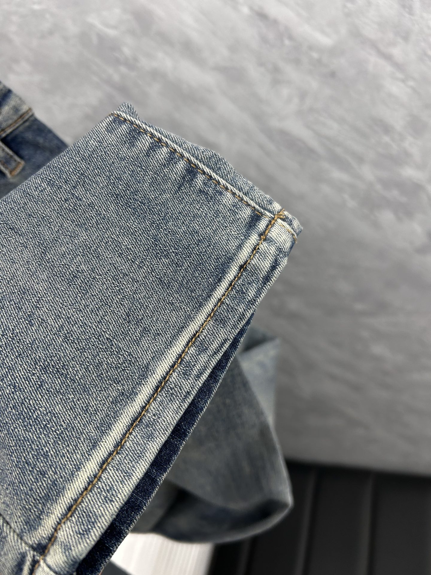 圣罗‘’。2026春夏高级时装感，超柔牛仔面料 , 顶级洗水牛仔裤。面料很特殊，超细精仿棉纱混纺，超柔舒