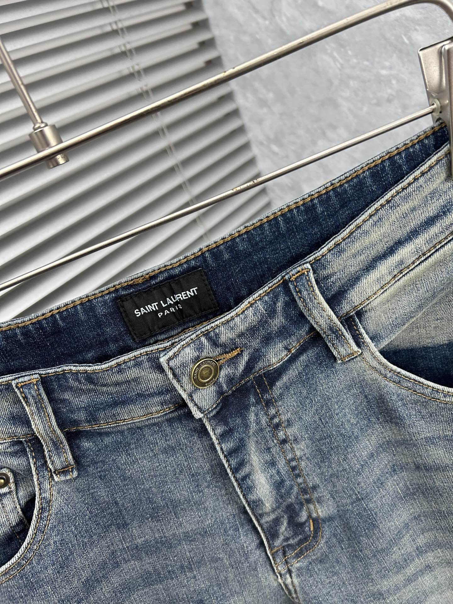 圣罗‘’。2026春夏高级时装感，超柔牛仔面料 , 顶级洗水牛仔裤。面料很特殊，超细精仿棉纱混纺，超柔舒