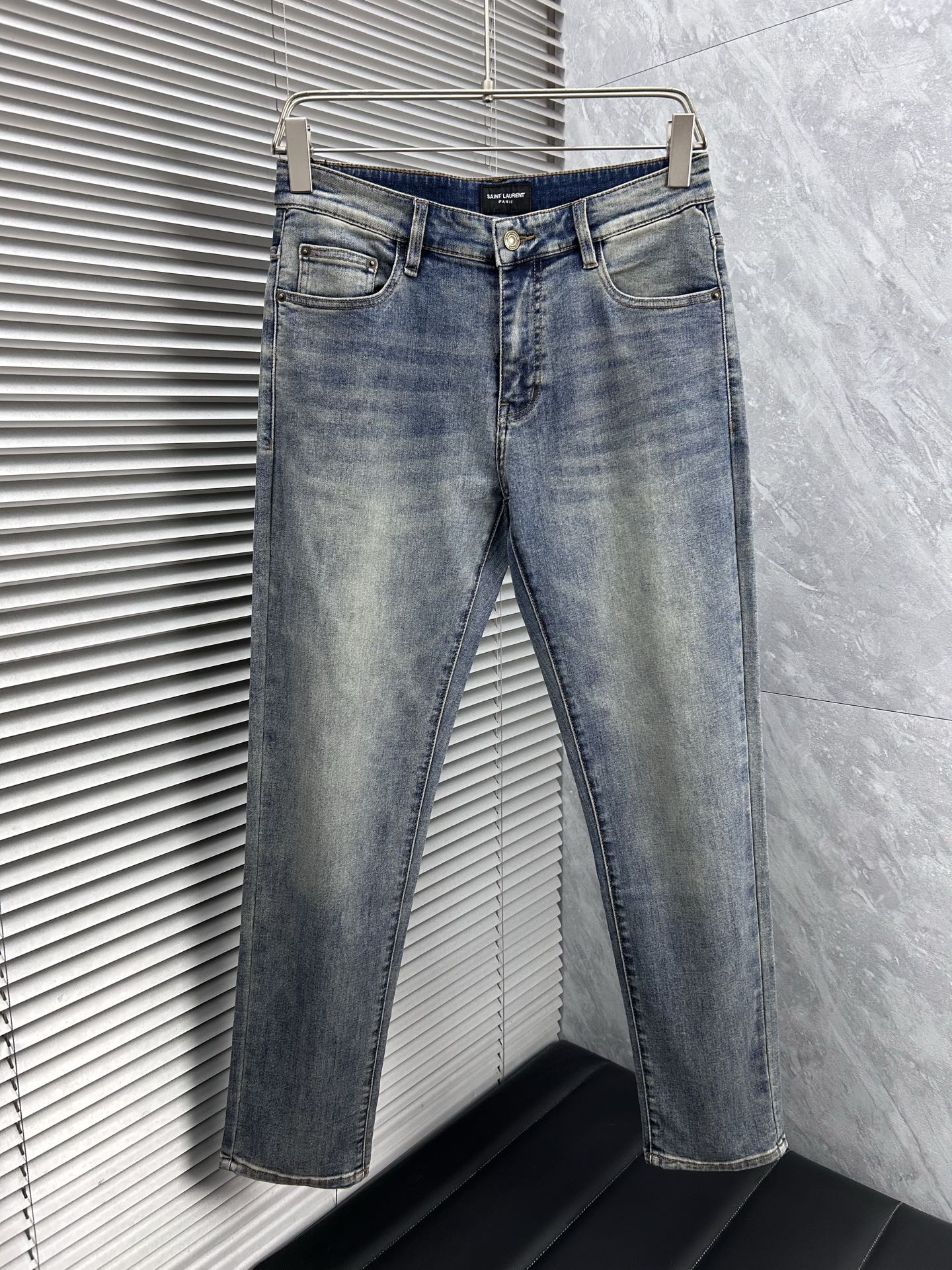 圣罗‘’。2026春夏高级时装感，超柔牛仔面料 , 顶级洗水牛仔裤。面料很特殊，超细精仿棉纱混纺，超柔舒