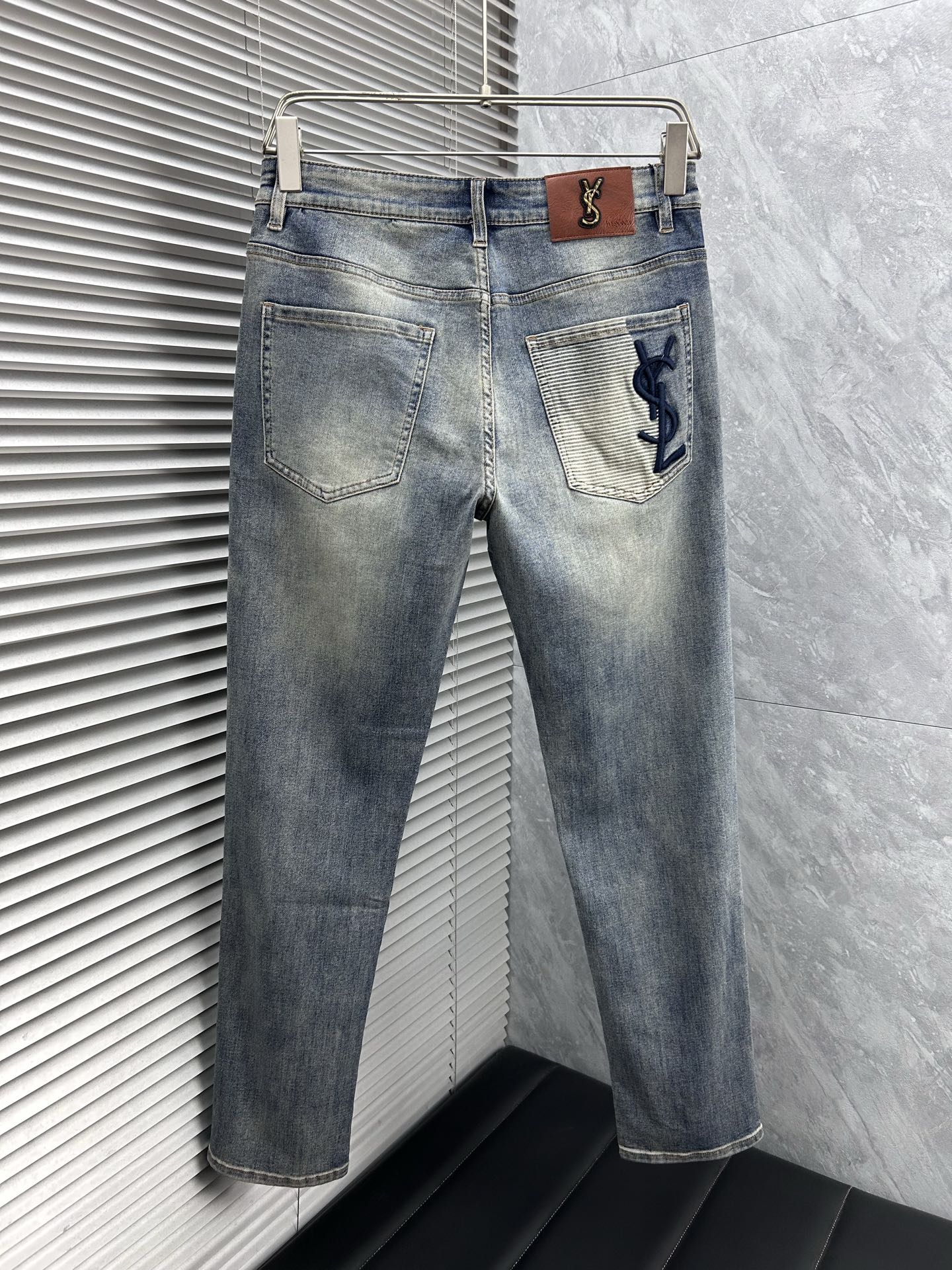 圣罗‘’。2026春夏高级时装感，超柔牛仔面料 , 顶级洗水牛仔裤。面料很特殊，超细精仿棉纱混纺，超柔舒