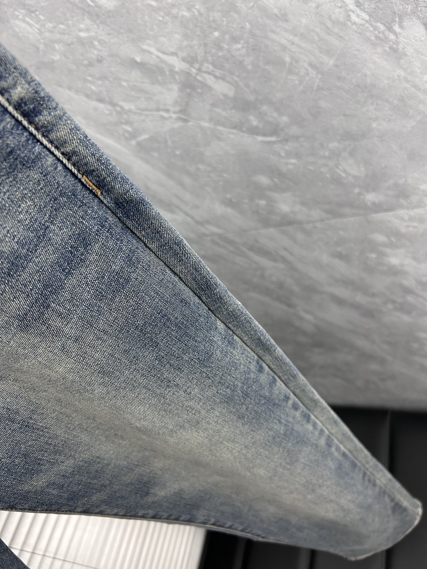 圣罗‘’。2026春夏高级时装感，超柔牛仔面料 , 顶级洗水牛仔裤。面料很特殊，超细精仿棉纱混纺，超柔舒