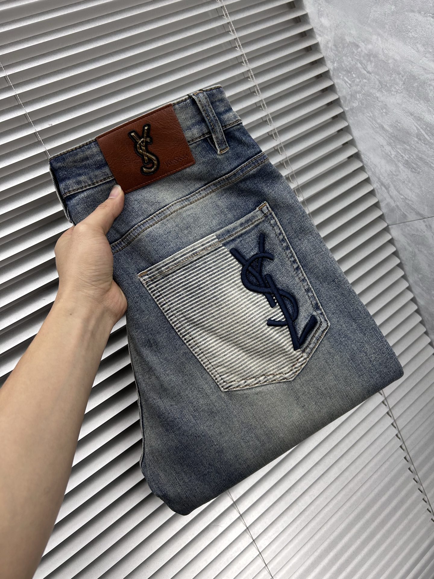 圣罗‘’。2026春夏高级时装感，超柔牛仔面料 , 顶级洗水牛仔裤。面料很特殊，超细精仿棉纱混纺，超柔舒