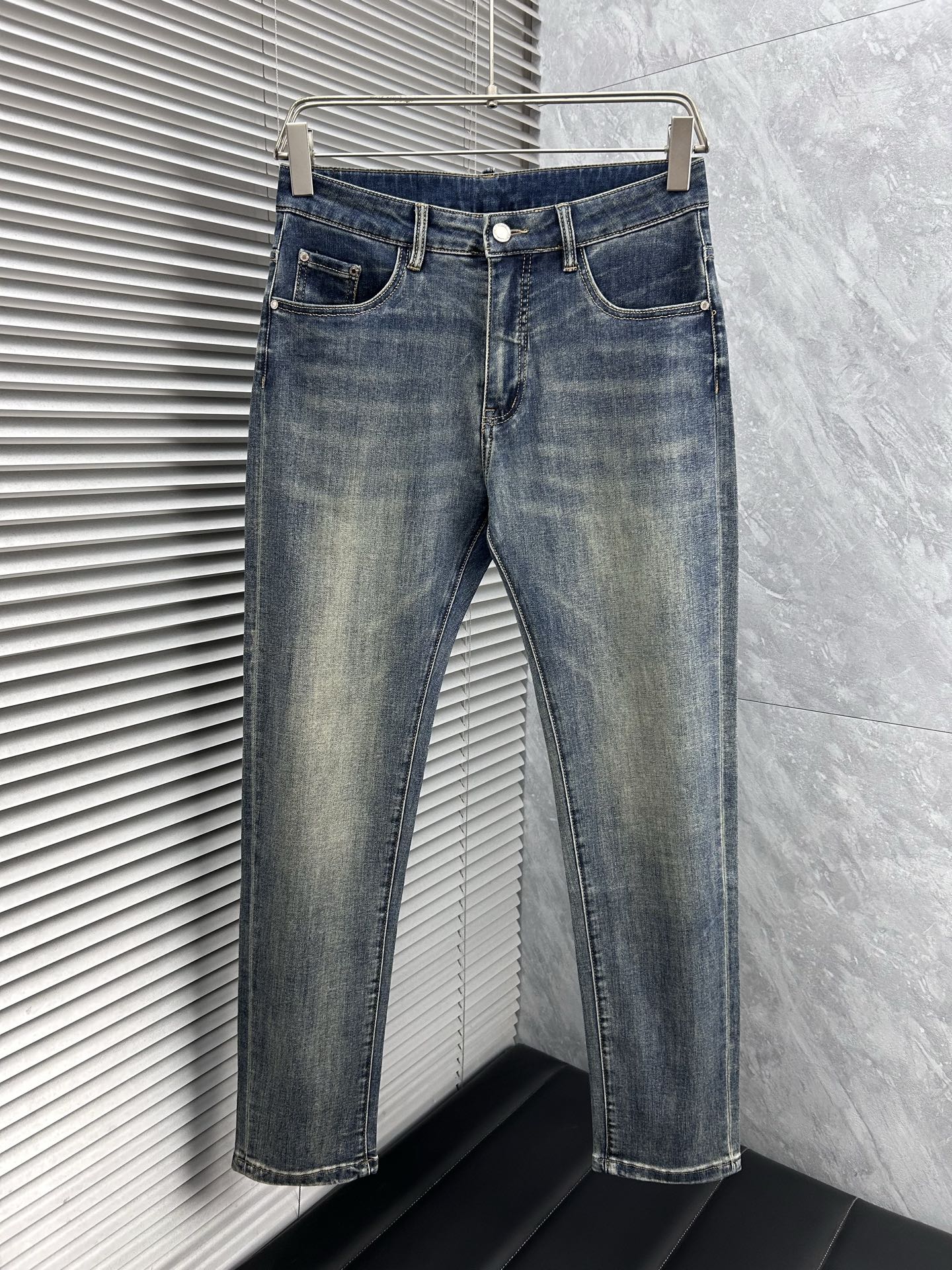 圣罗‘’。2026春夏高级时装感，超柔牛仔面料 , 顶级洗水牛仔裤。面料很特殊，超细精仿棉纱混纺，超柔舒